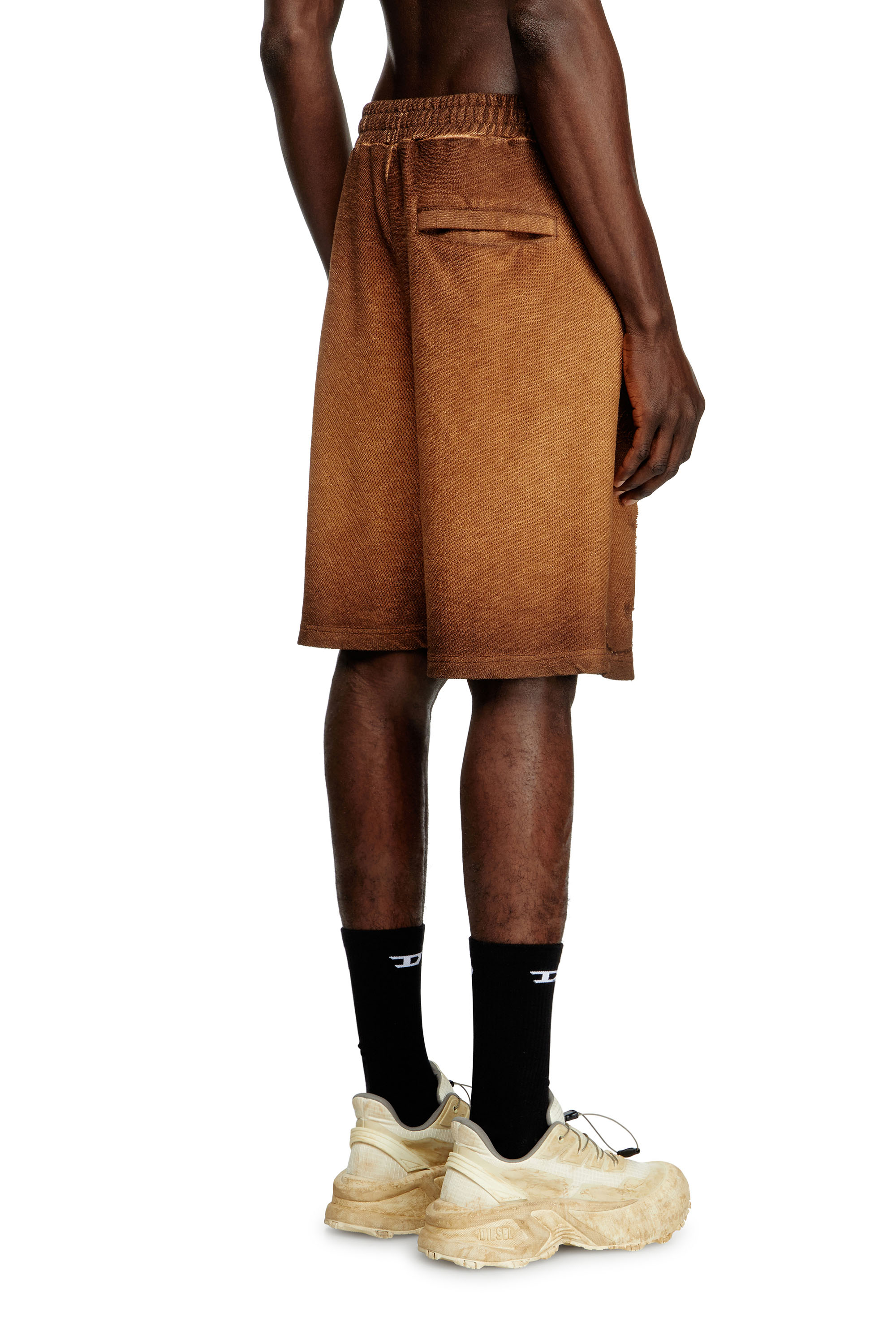 Diesel - P-CROWDE, Short de survêtement avec phénix dévoré Homme in Marron - 3