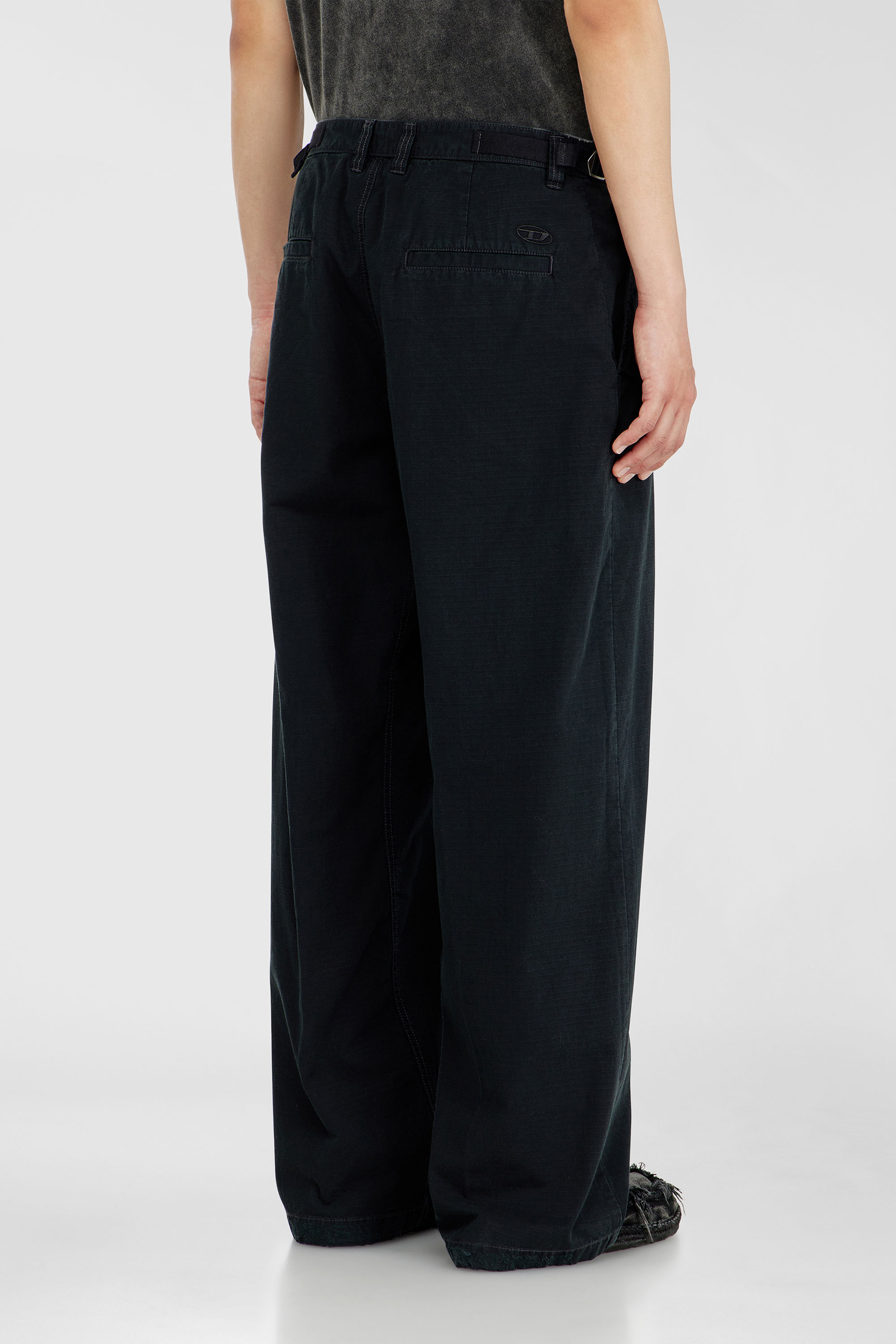 Diesel - P-BALL, Pantalon en ripstop de coton avec boucles lat&eacute;rales Homme in Noir - 4