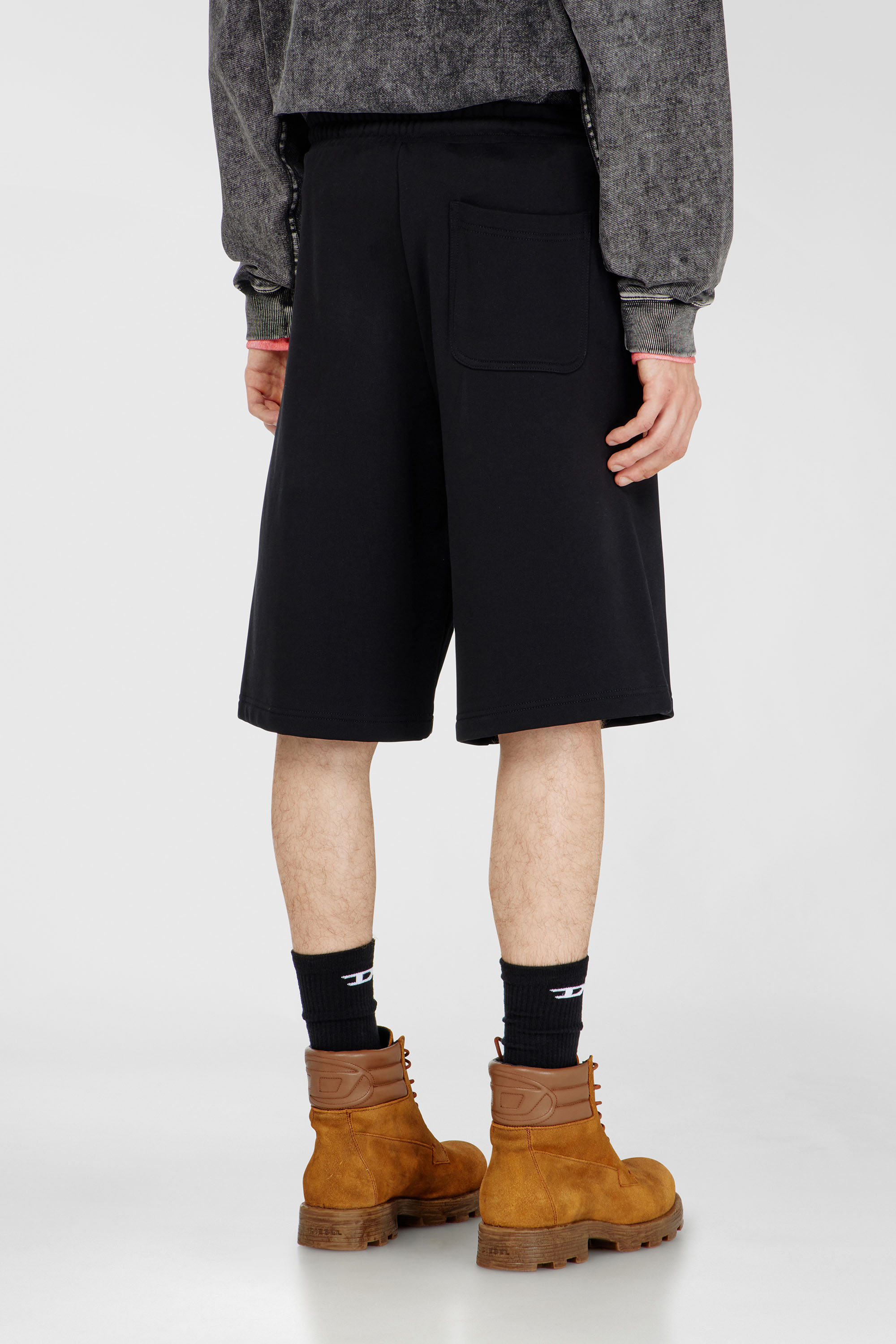 Diesel - P-CROW-DIV, Shorts in pile con maxi patch logo Uomo in Nero - 4