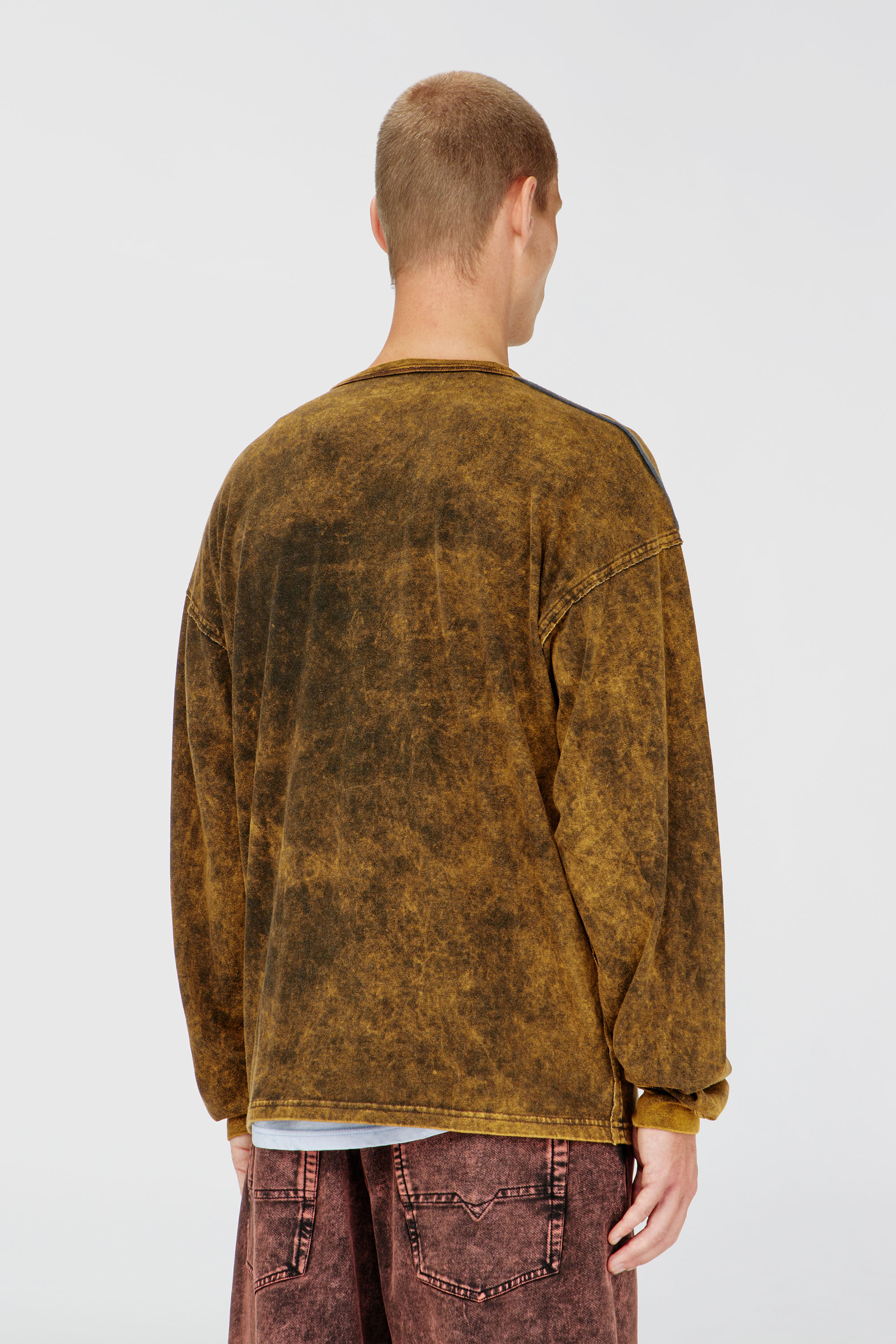 Diesel - T-BOXT-LS-RAW, T-shirt a manica lunga acid wash con soprafili sfrangiati Uomo in Marrone - 4
