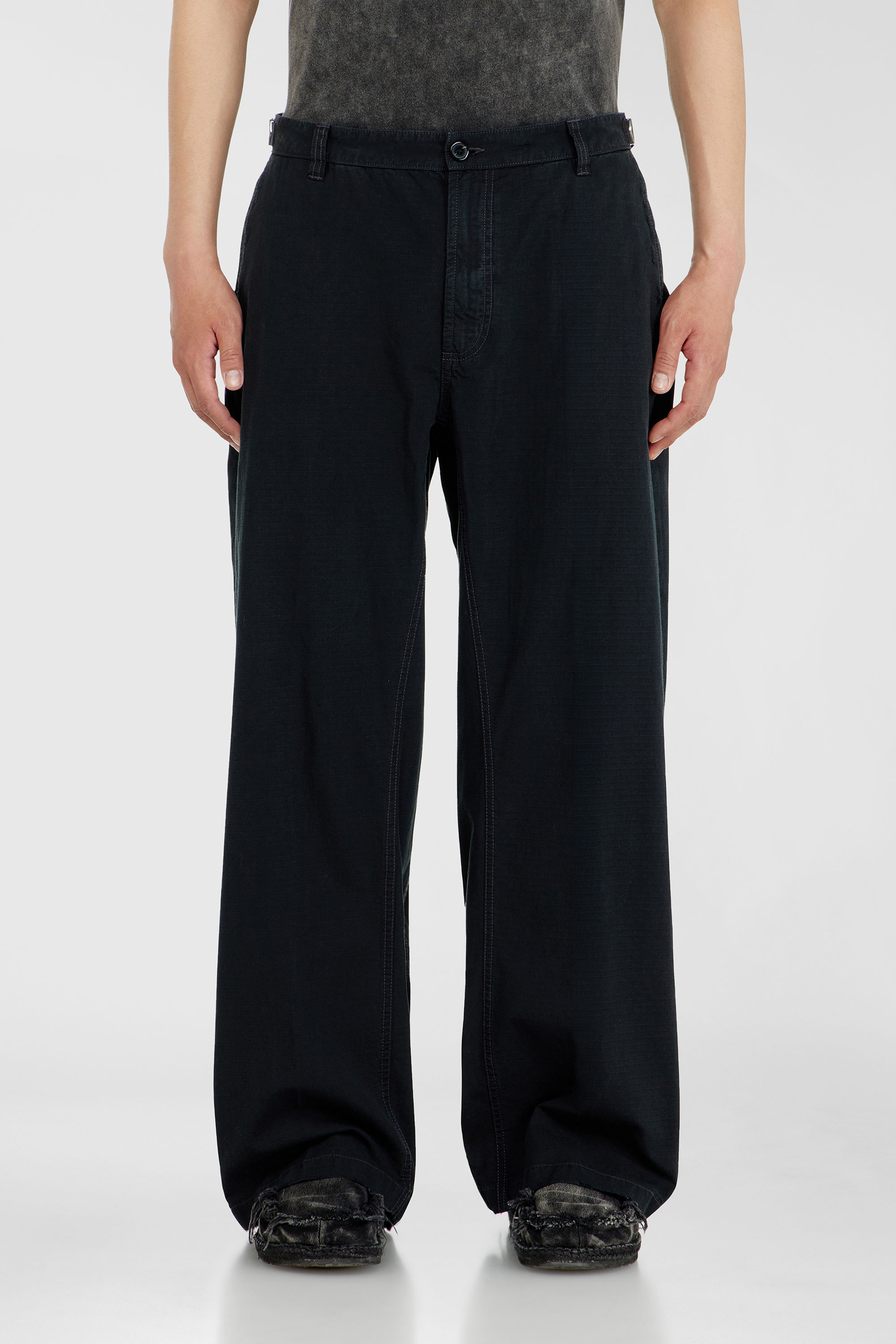 Diesel - P-BALL, Pantaloni in ripstop di cotone con fibbie laterali Uomo in Nero - 1