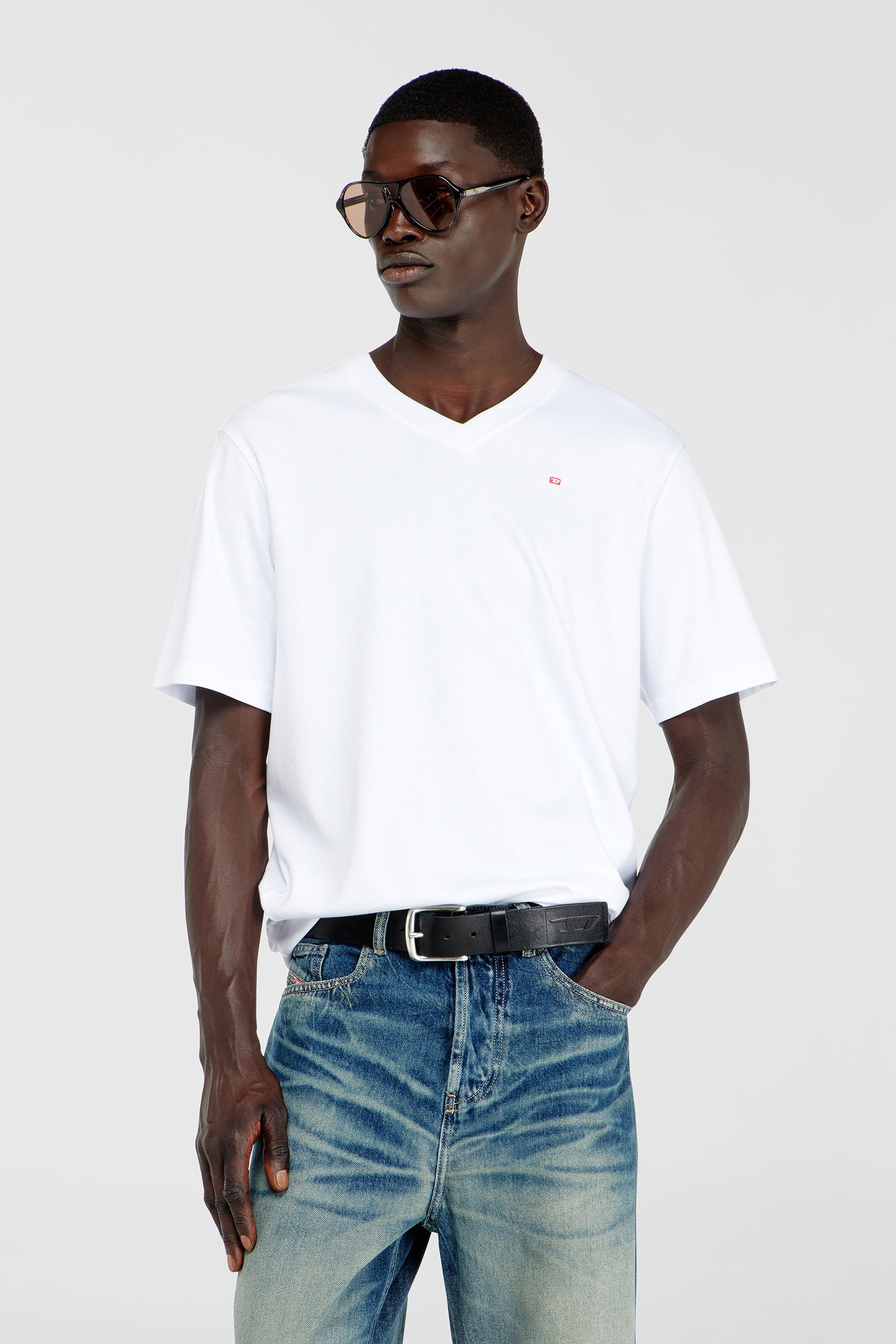 Diesel - T-ADJUST-V-MICRODIV, T-shirt con scollo a V con micro ricamo logo Uomo in Bianco - 1
