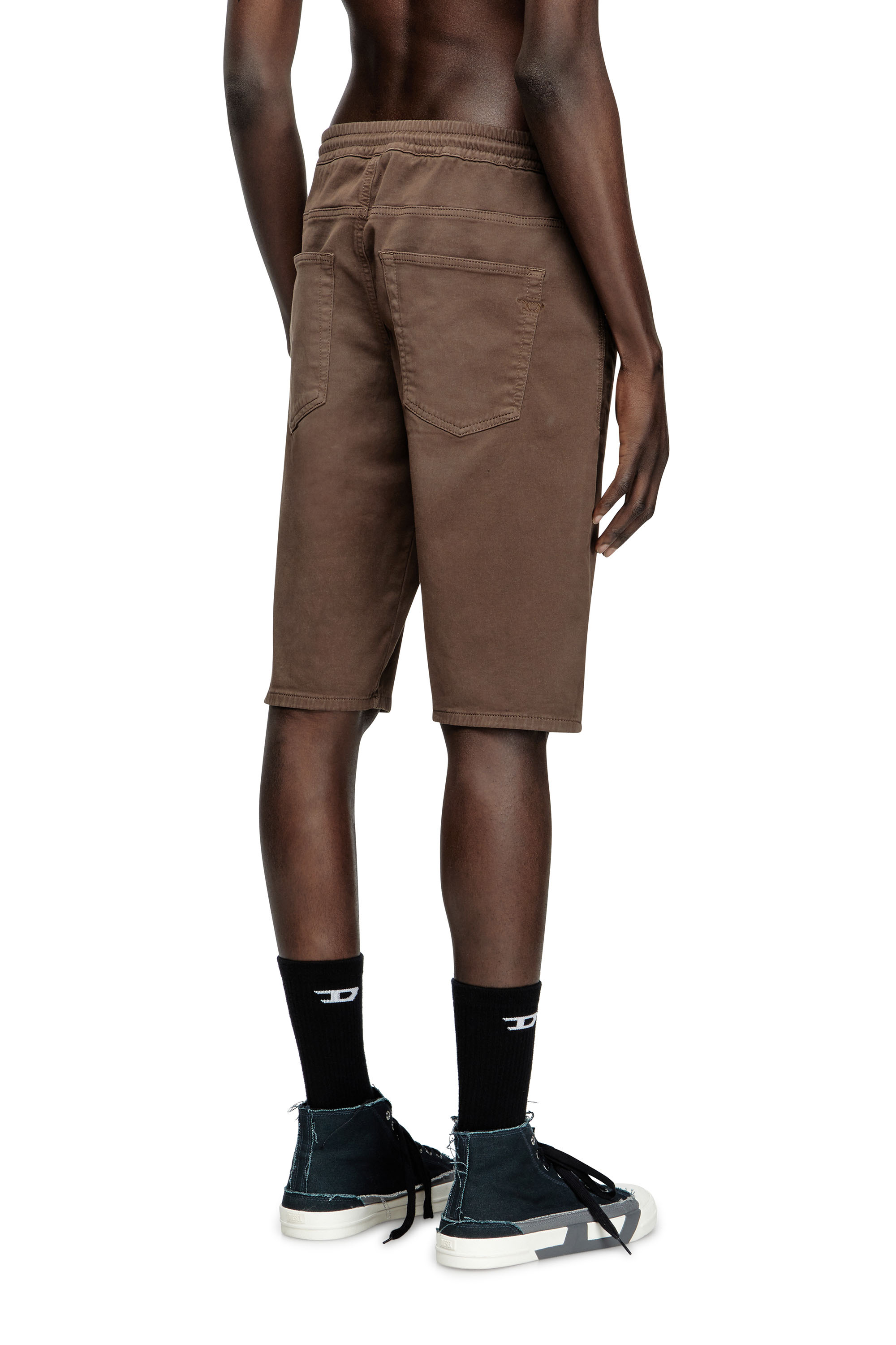 Diesel - 2033 D-KROOLEY-SHORT JOGG, Short chino en JoggJeans Homme in Marron - 4