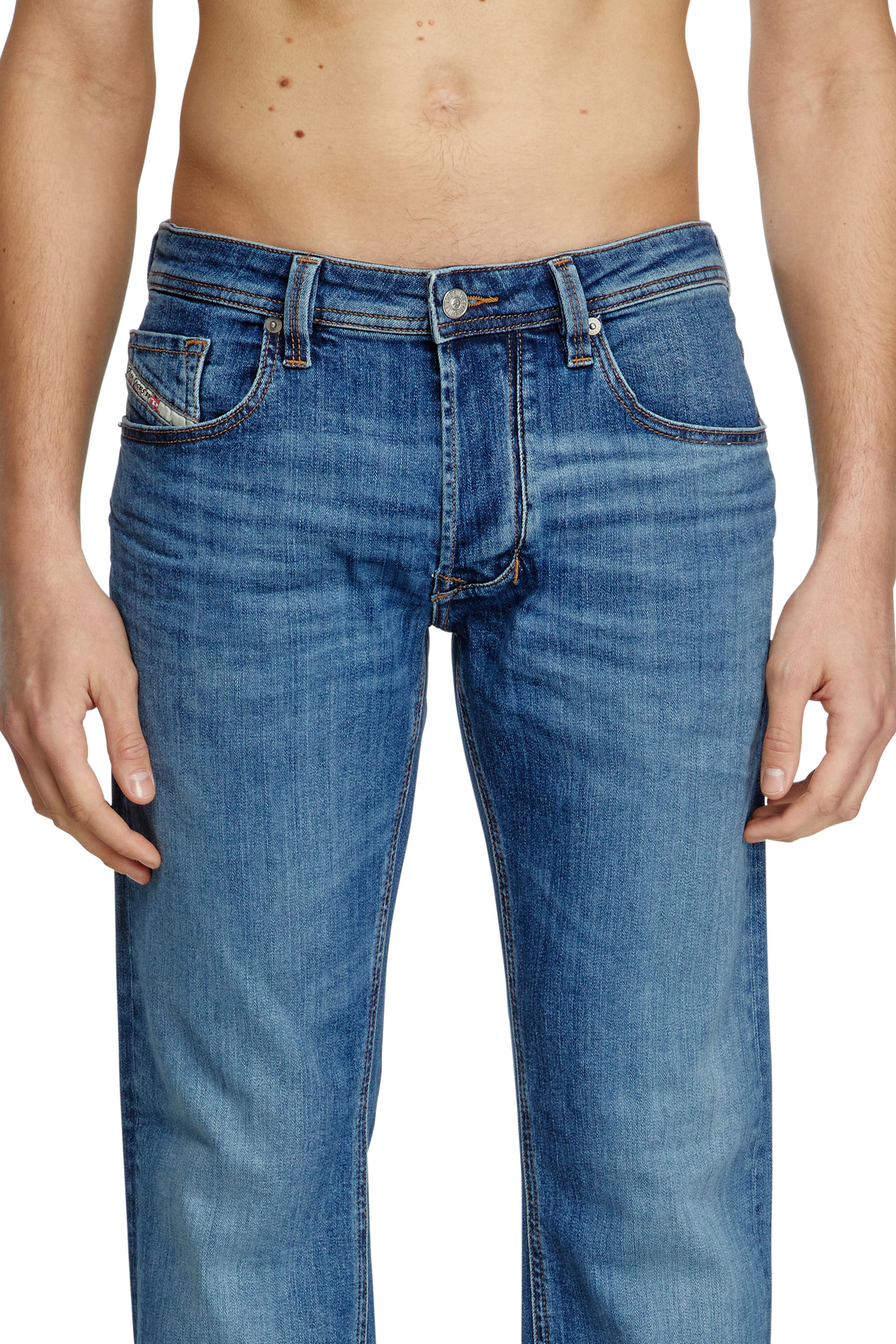 Diesel - Regular Jeans 1985 Larkee 0KIAL Uomo, Blu Chiaro - Image 5