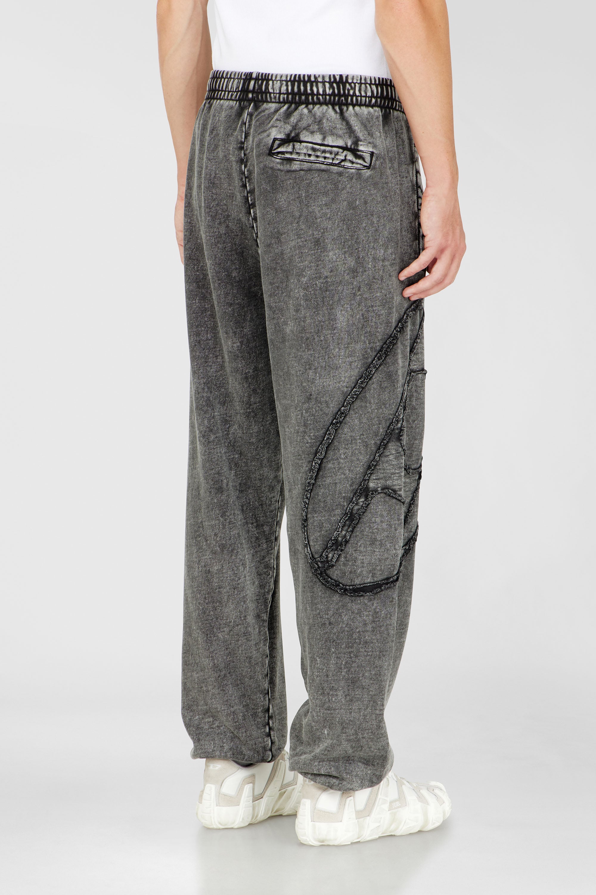 Diesel - P-MARKY-DEN, Pantaloni in cotone biologico con patch Oval D Uomo in Grigio - 4