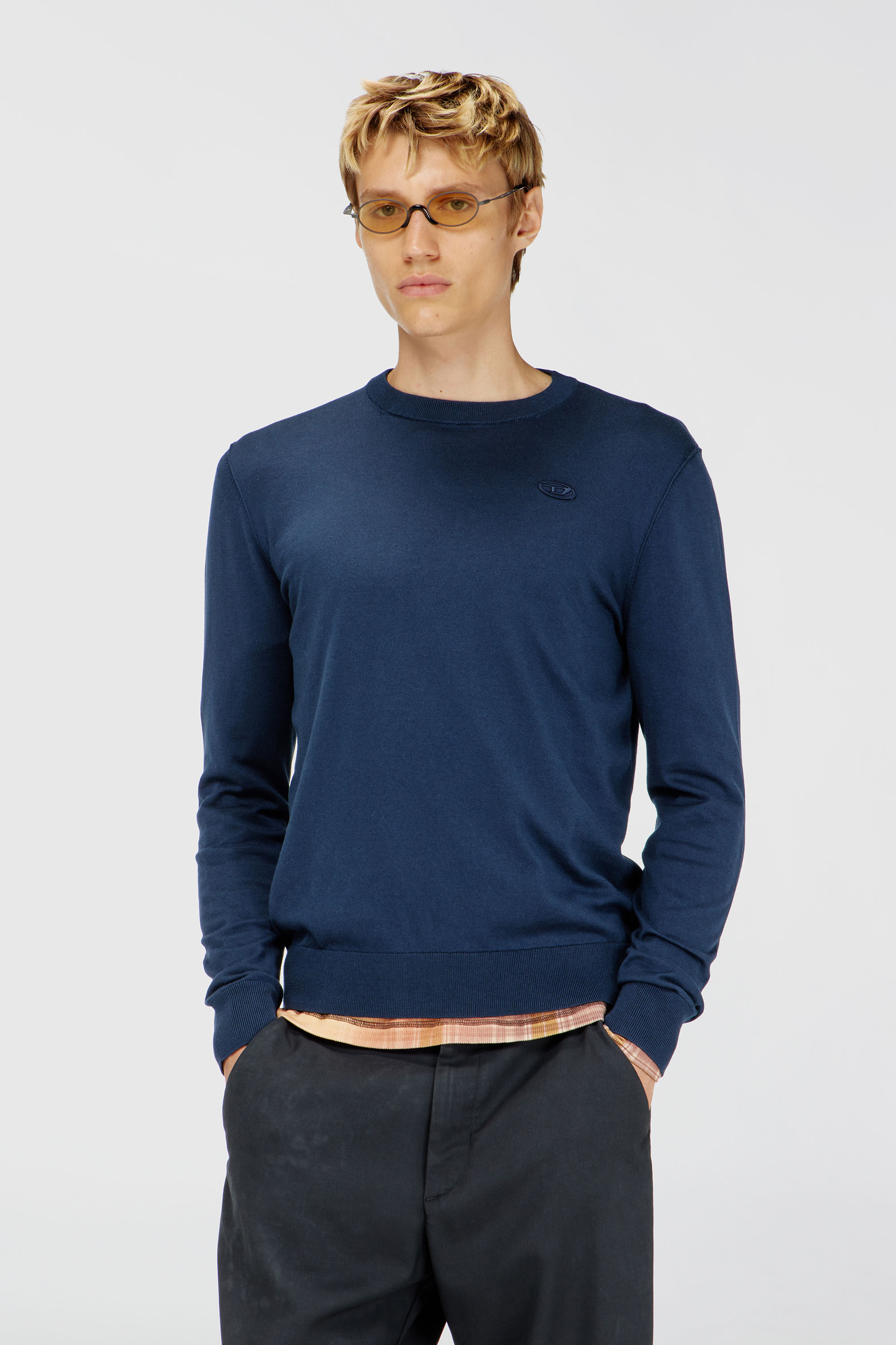 Diesel - K-FREEX-TAG-T92, Maille en coton avec logo ton sur ton Homme in Bleu - 3