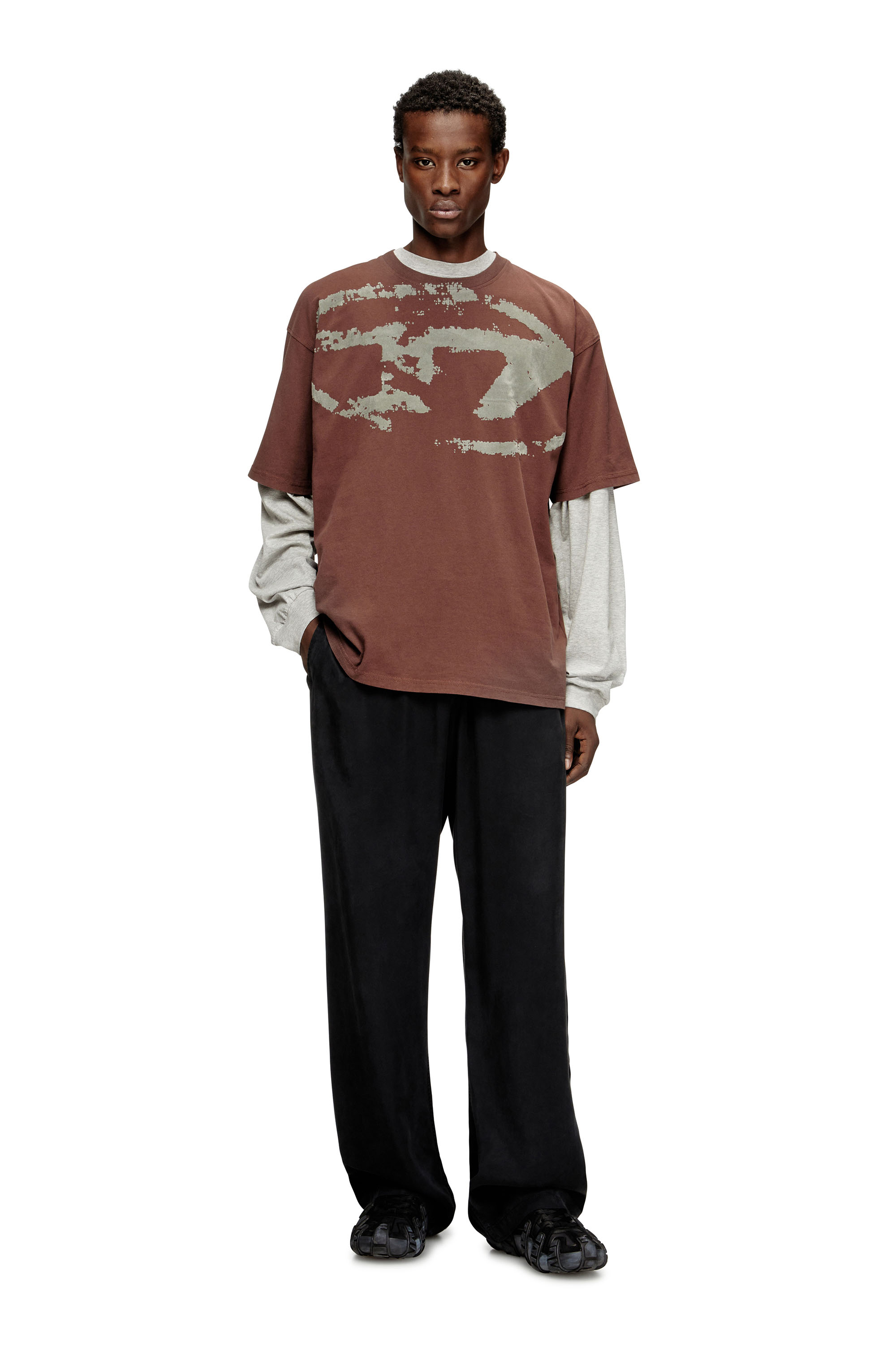 Diesel - T-BOXT-N14, T-shirt con stampa distressed floccata Uomo in Marrone - 2