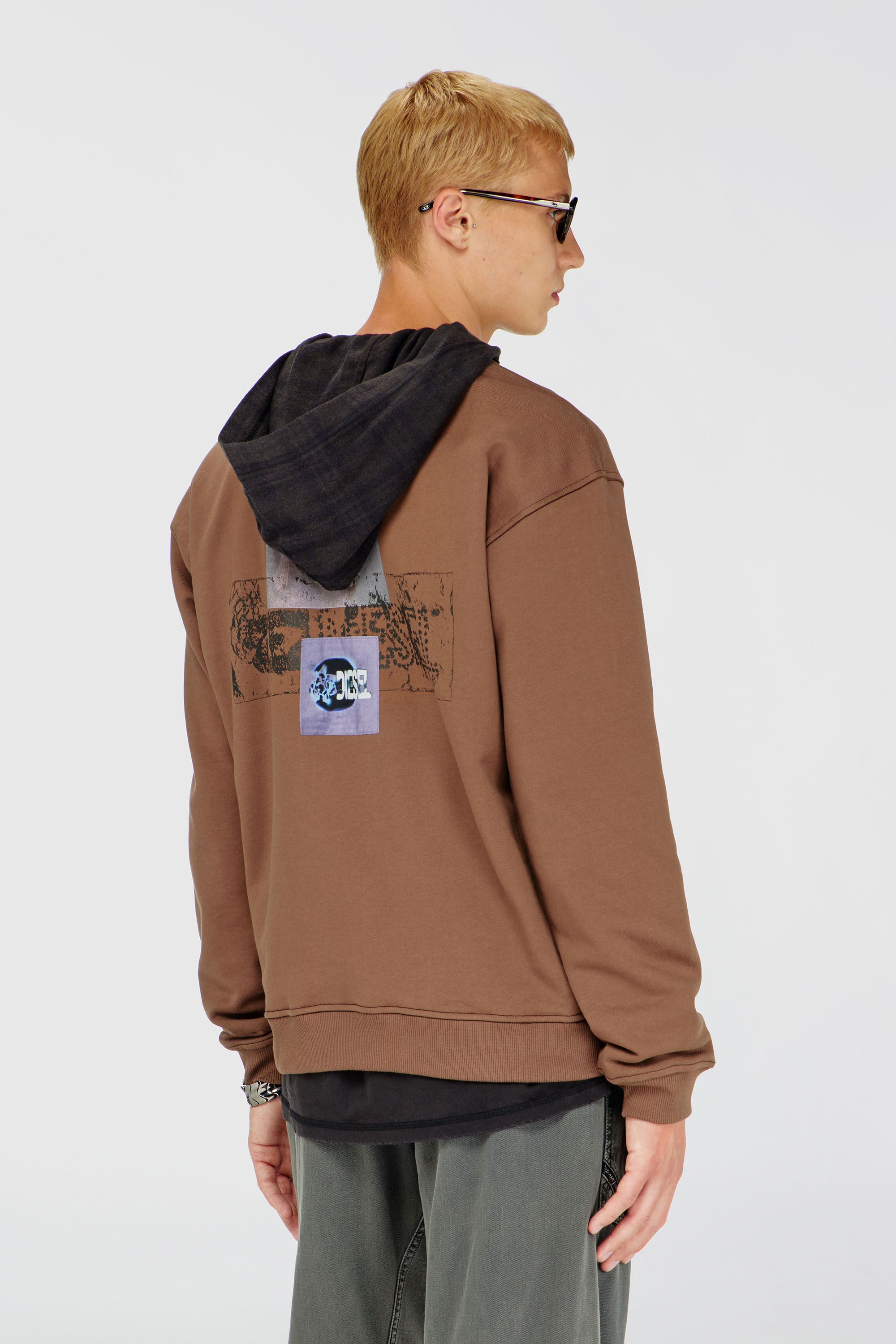 Diesel - S-NORM-AA6, Herren Sweatshirt mit grafischen Prints und patches in Braun - 4