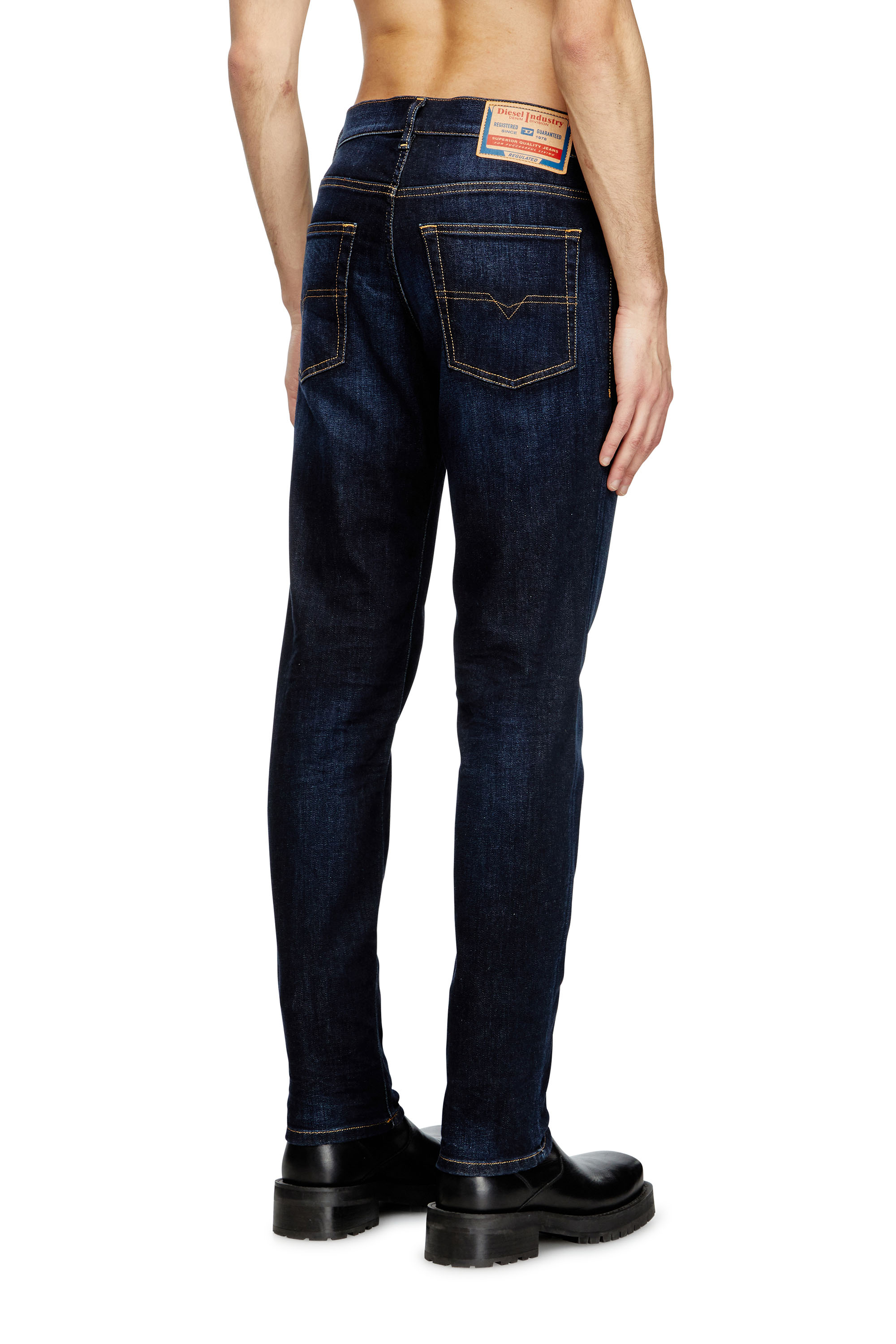 Diesel - Regular Jeans 2023 D-Finitive 009ZS Uomo, Blu Scuro - Image 4