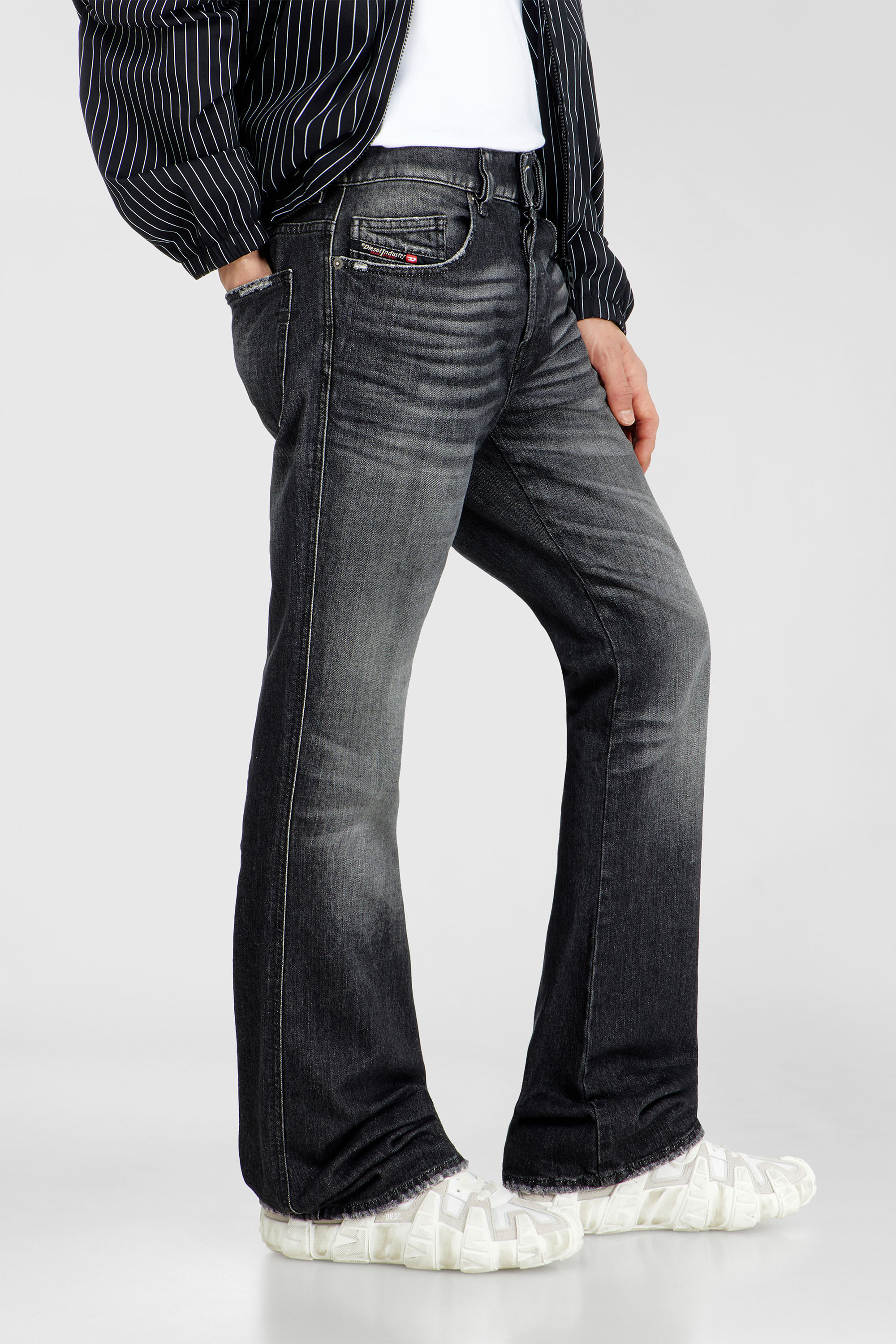 Diesel - Bootcut Jeans 1998 D-Buck 09L50 Uomo, Nero/Grigio scuro - Image 7