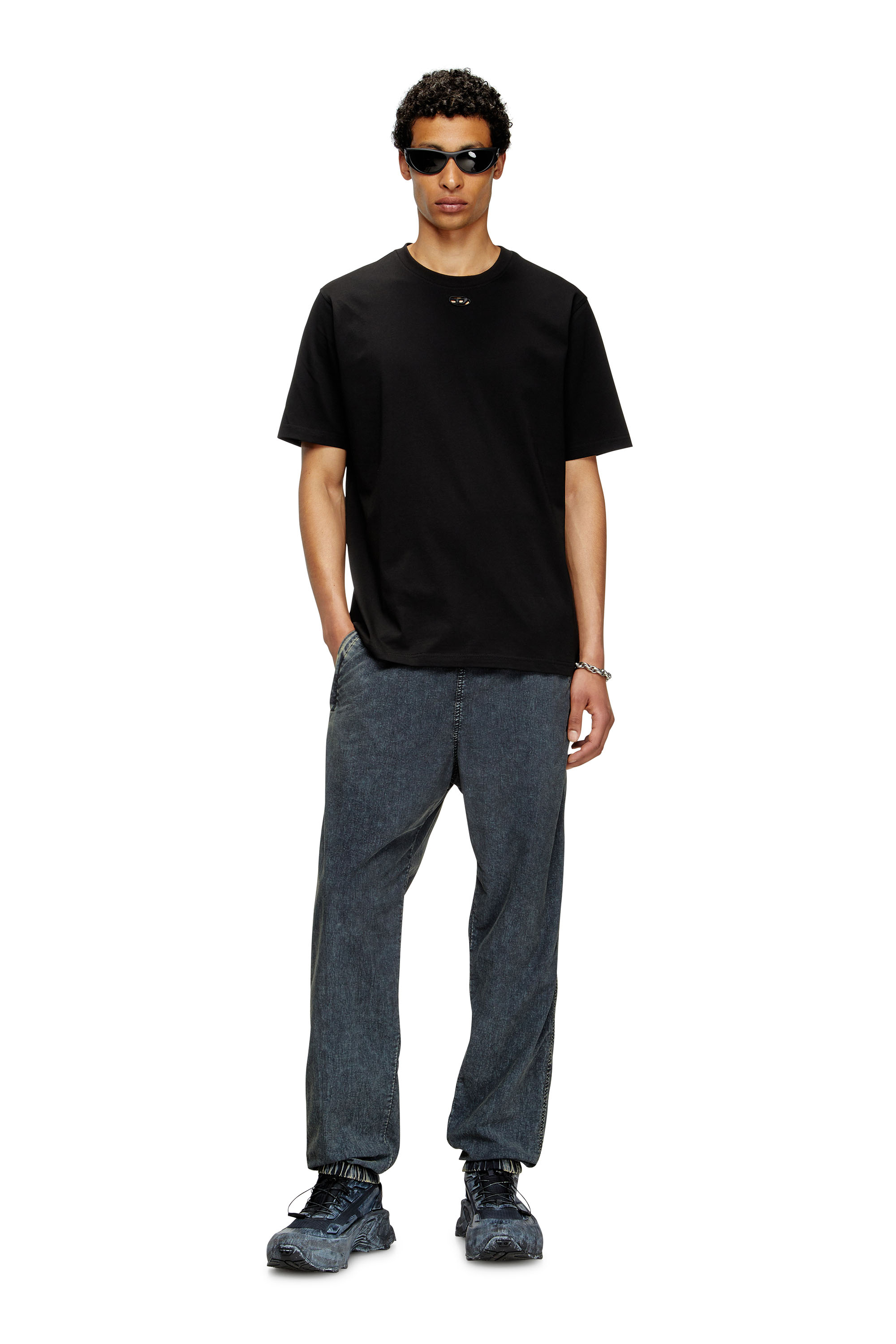 Diesel - T-ADJUST-MAREY, T-shirt con logo Oval D cut-out Uomo in Nero - 1