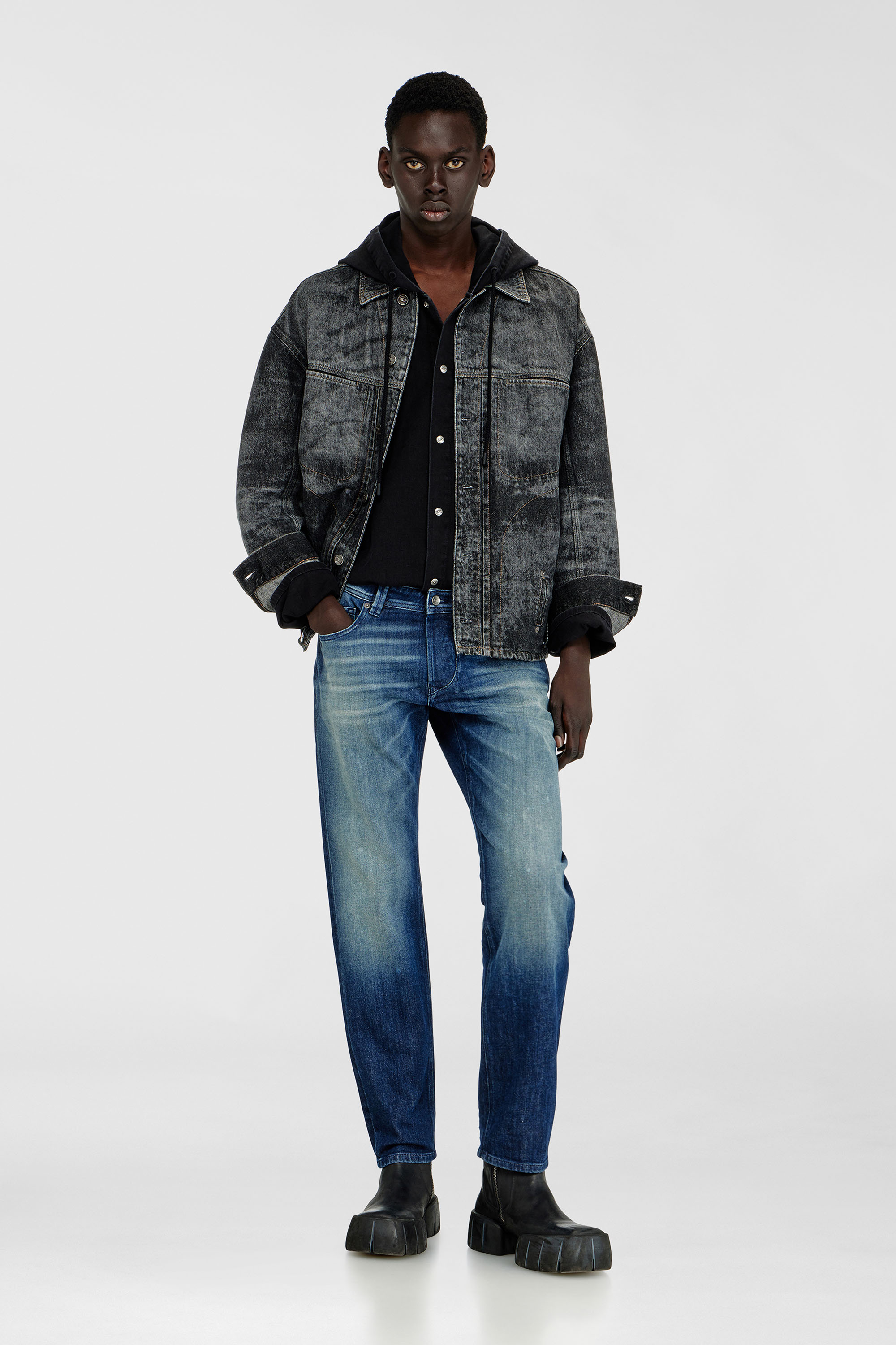 Diesel - Regular Jeans 1986 Larkee-Beex 0KBBR Uomo, Blu Scuro - Image 1