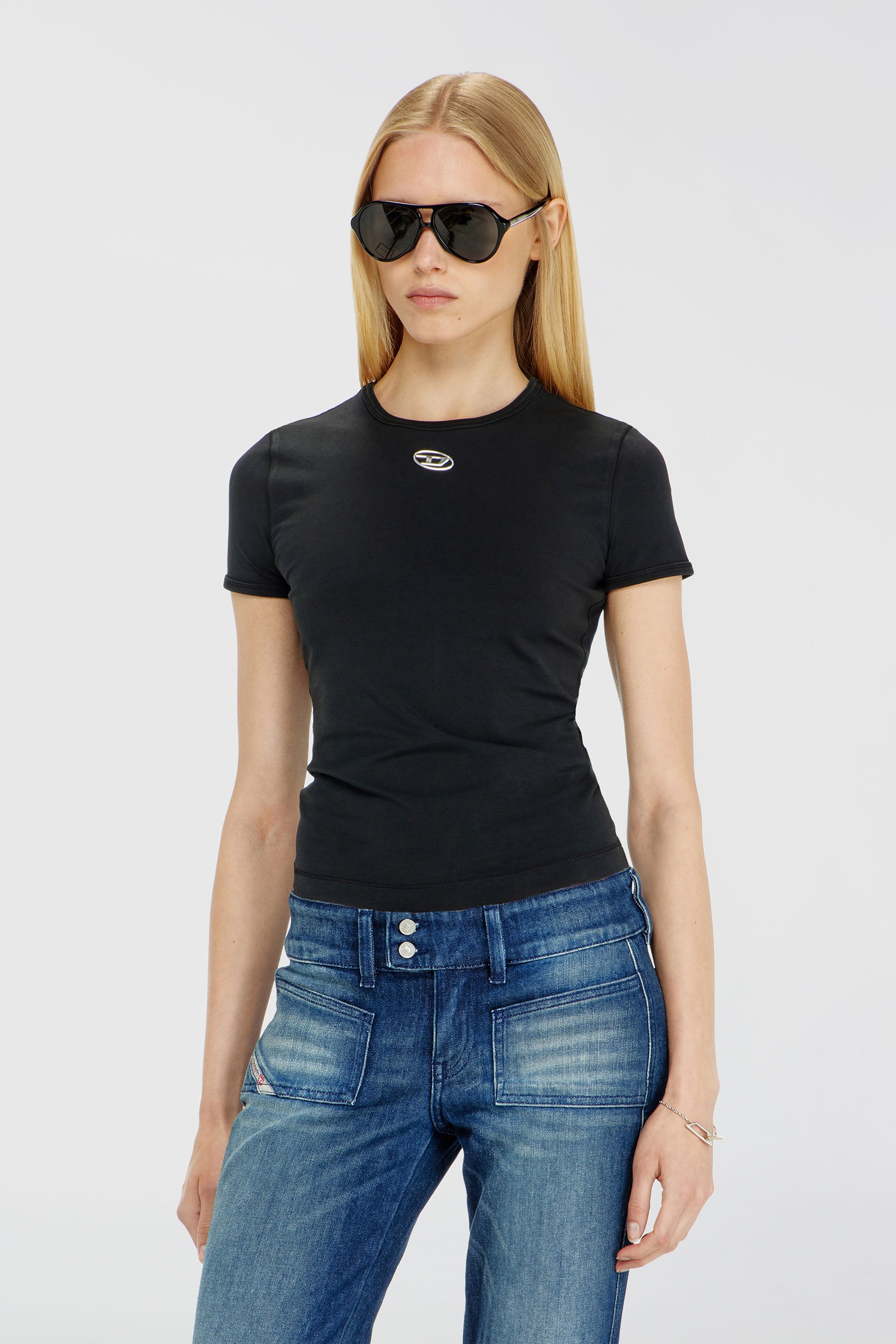 Diesel - T-UNCUTIESLONG-OD, T-shirt ajust&eacute;e avec ovale D m&eacute;tallique Femme in Noir - 1