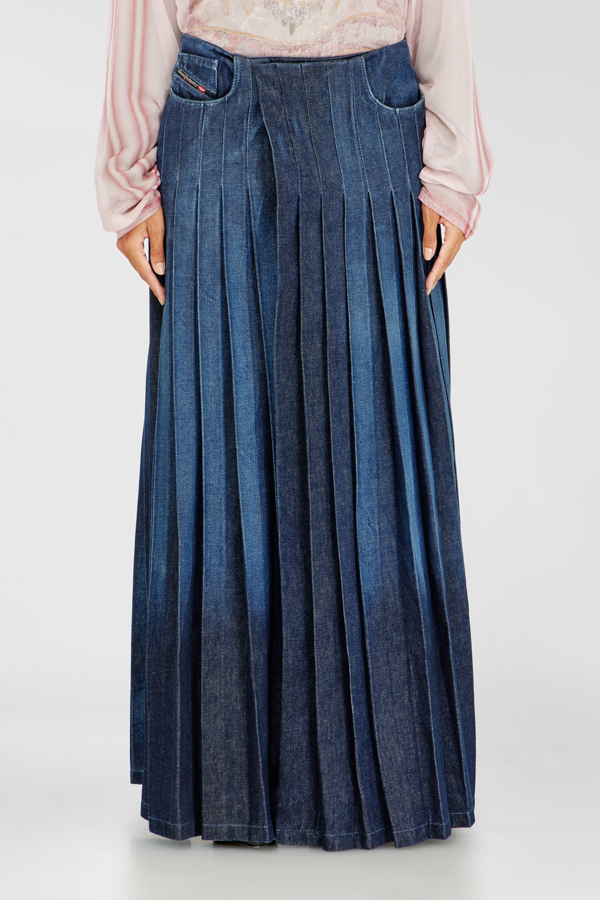 Diesel - D-QUILTY-FSJ1, Gonna lunga wrap in denim pliss&eacute; Unisex in Blu - 2
