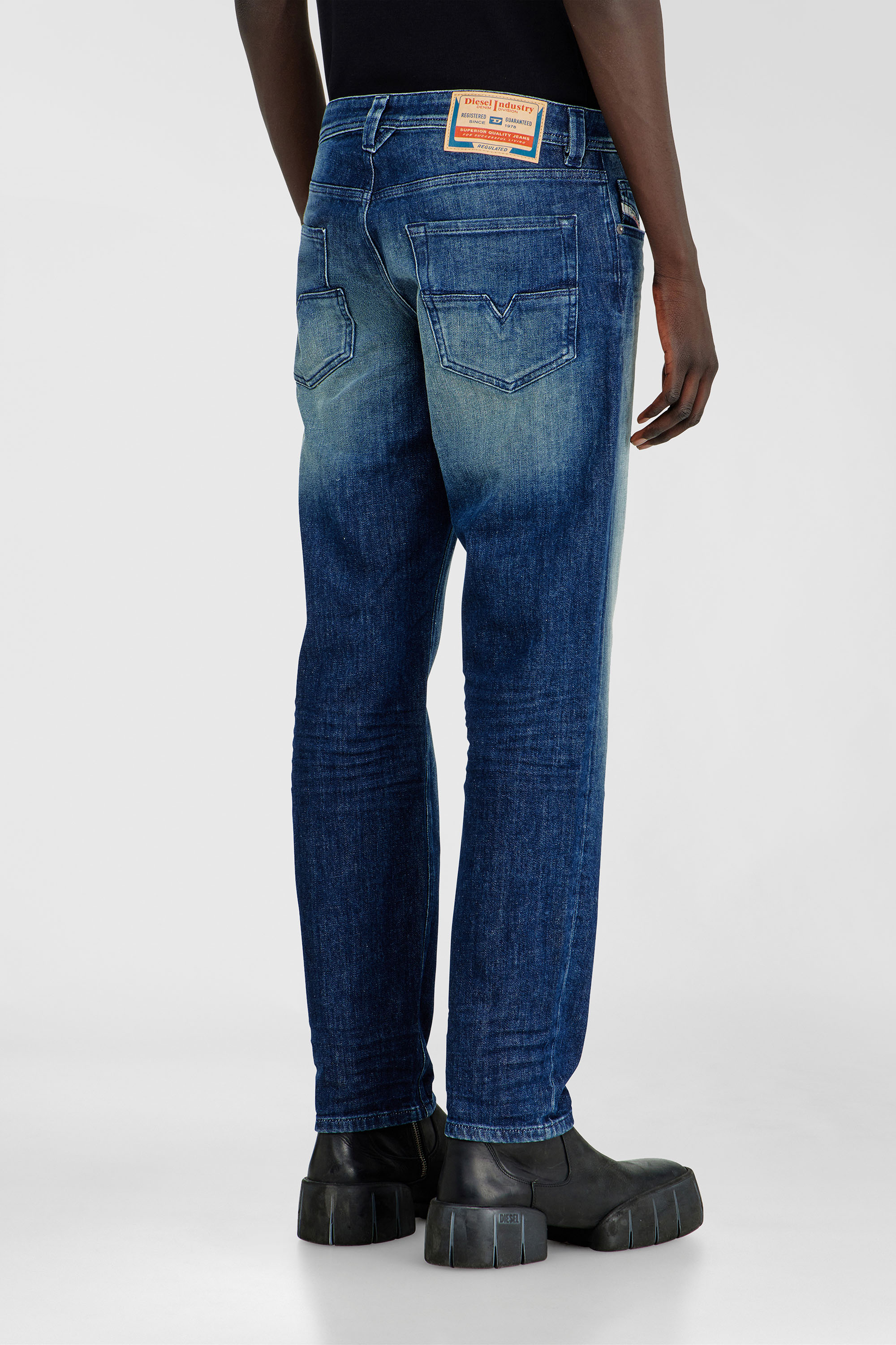 Diesel - Regular Jeans 1986 Larkee-Beex 0KBBR Uomo, Blu Scuro - Image 5
