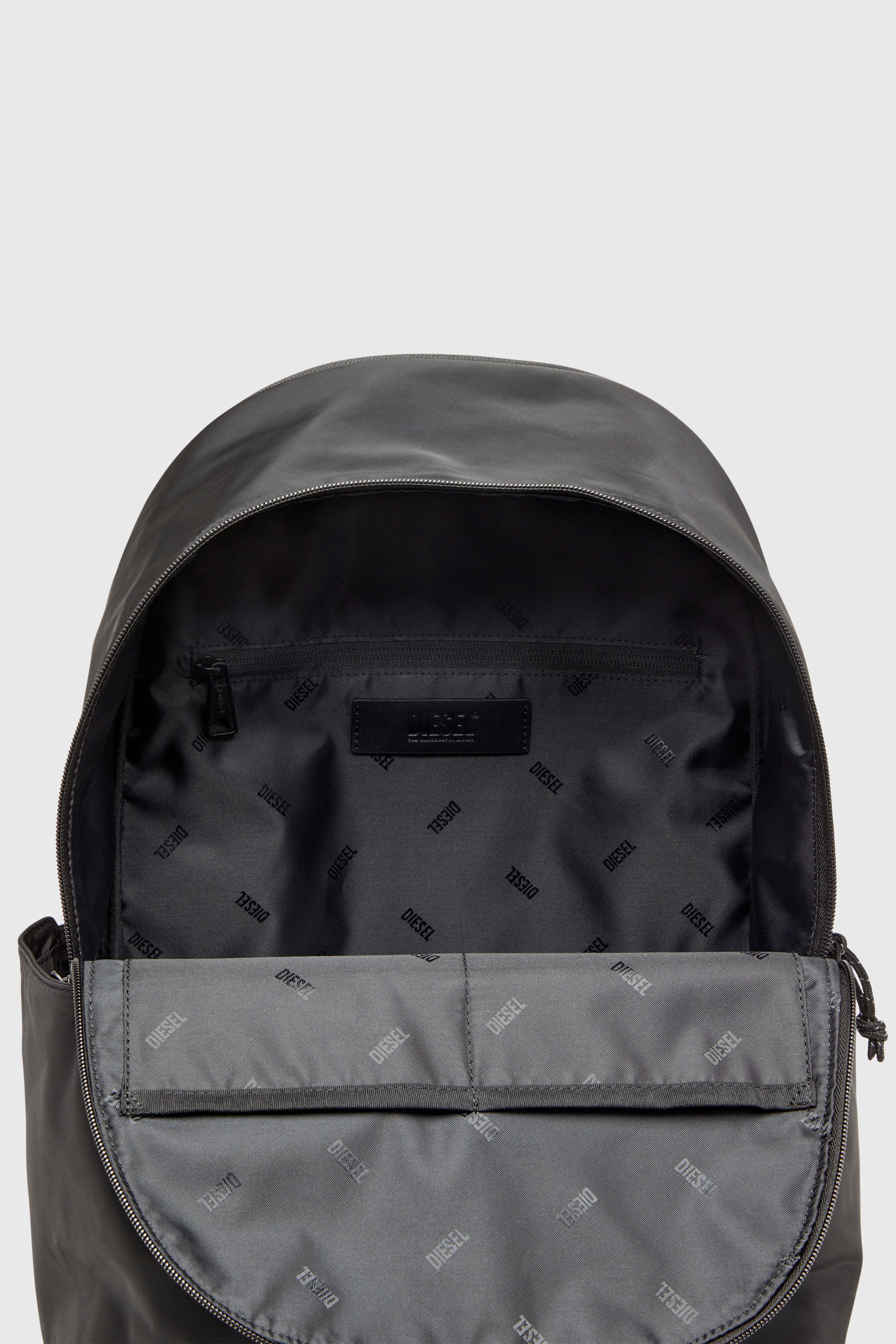 Diesel - D-PACK BACKPACK X, D-Pack-Sac &agrave; dos en tissu au toucher satin&eacute; Homme in Noir - 4