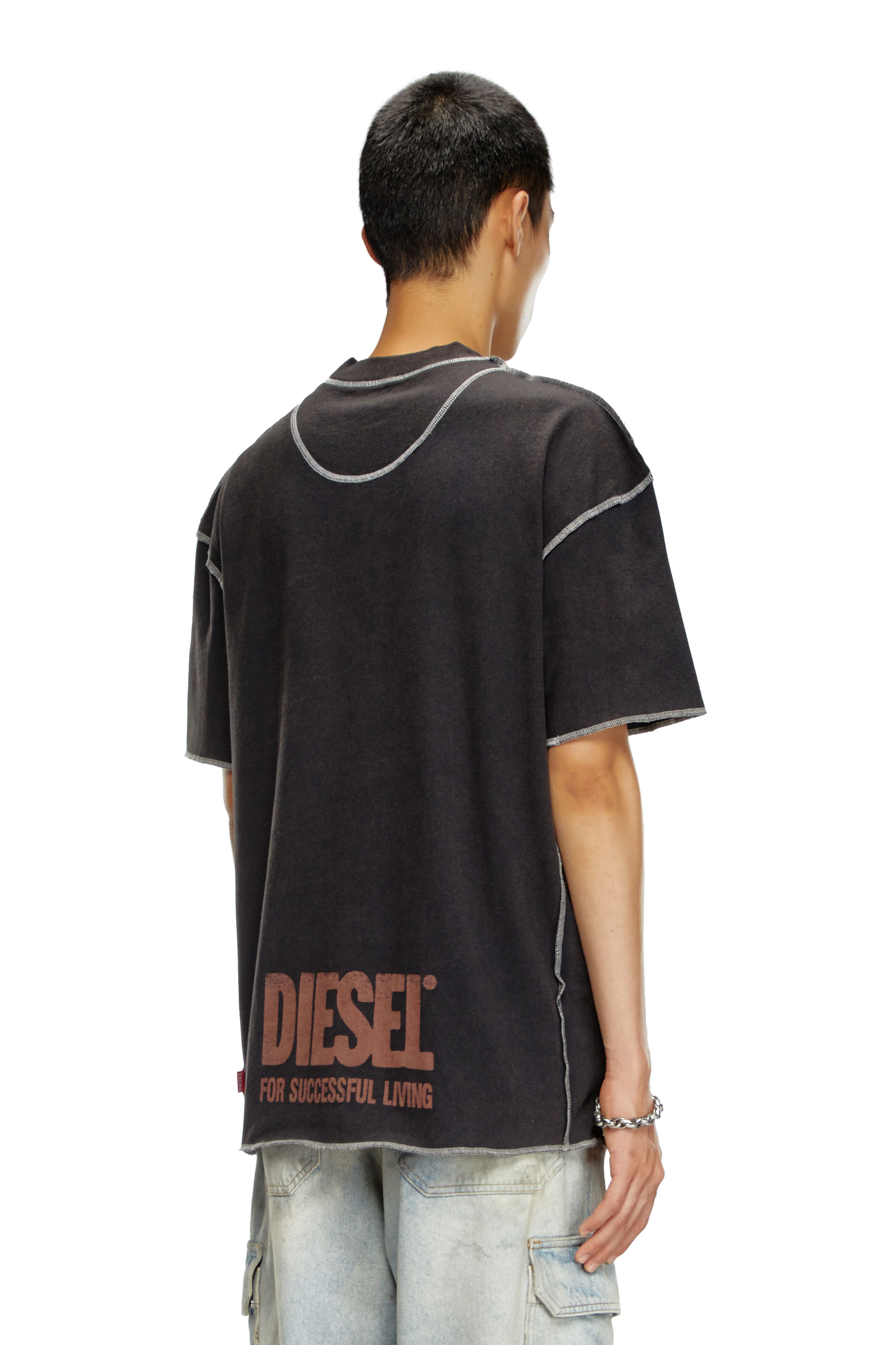Diesel - T-CRAOR, Homme T-shirt avec effet « inside-out » in Noir - Image 4