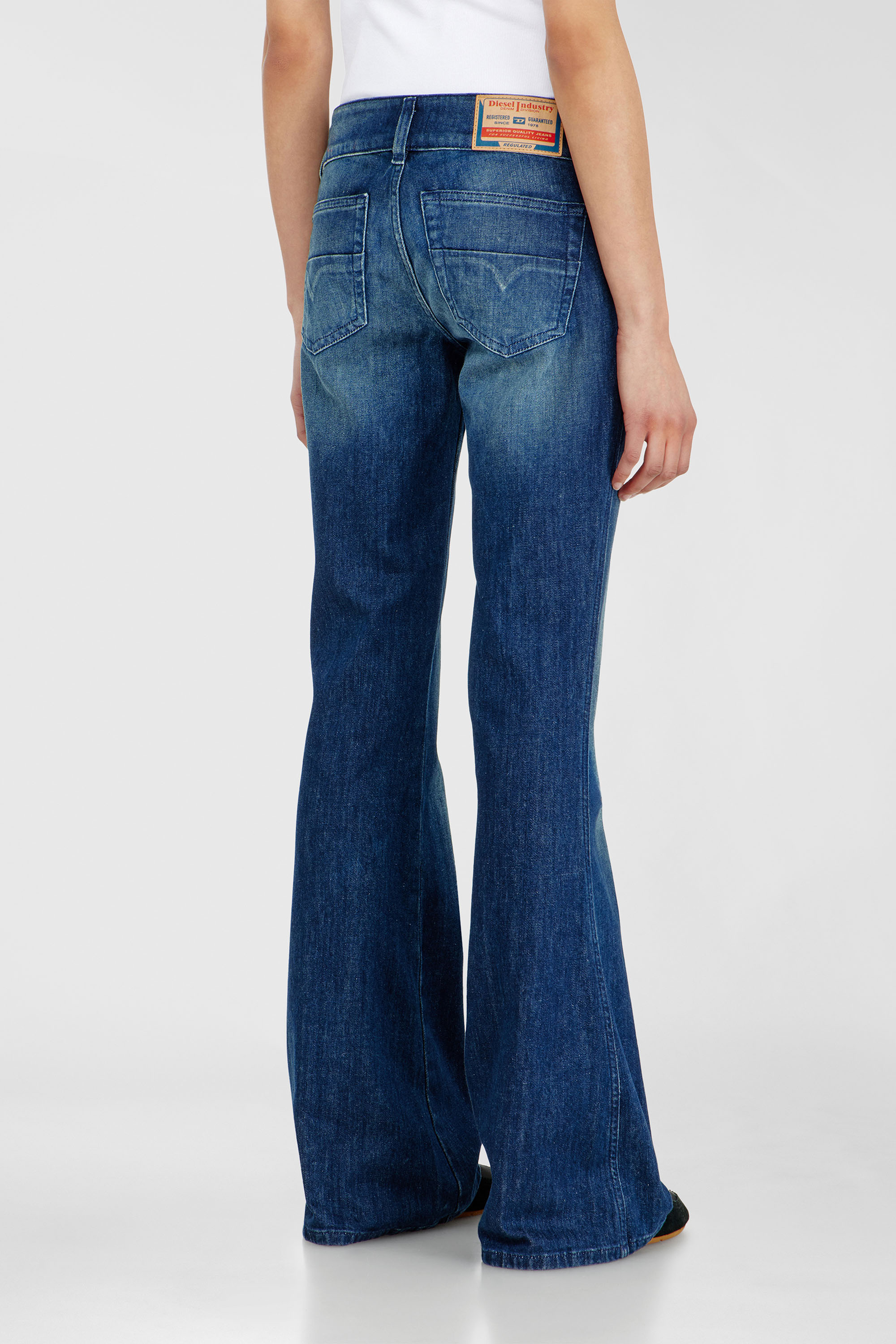 Diesel - Bootcut Jeans D-Hush 0KBBR Donna, Blu Scuro - Image 5