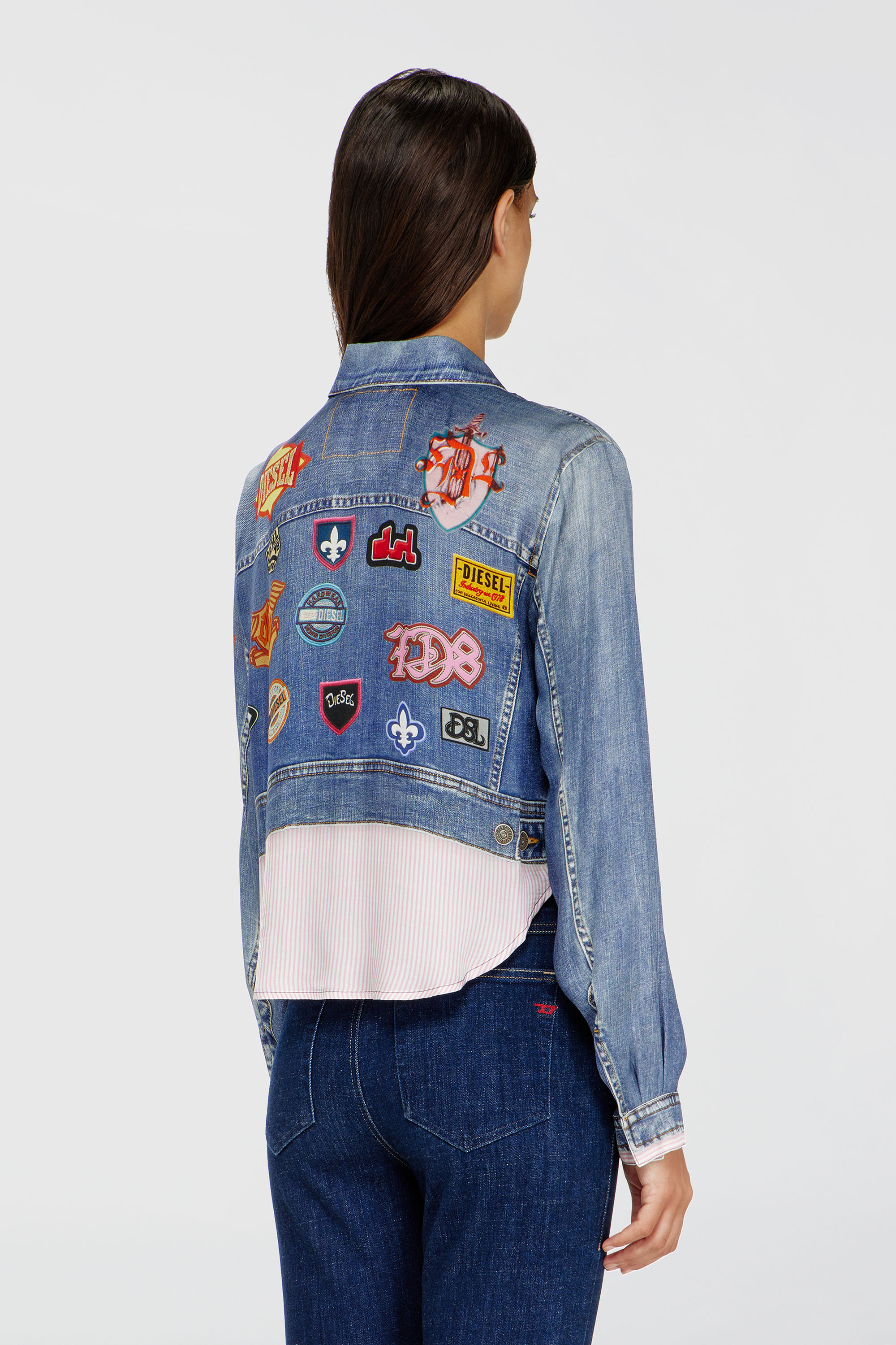 Diesel - C-LONE, Damen Cropped-Satinhemd mit trompe-l&rsquo;oeil-Denim-Print in Mittelblau - 4
