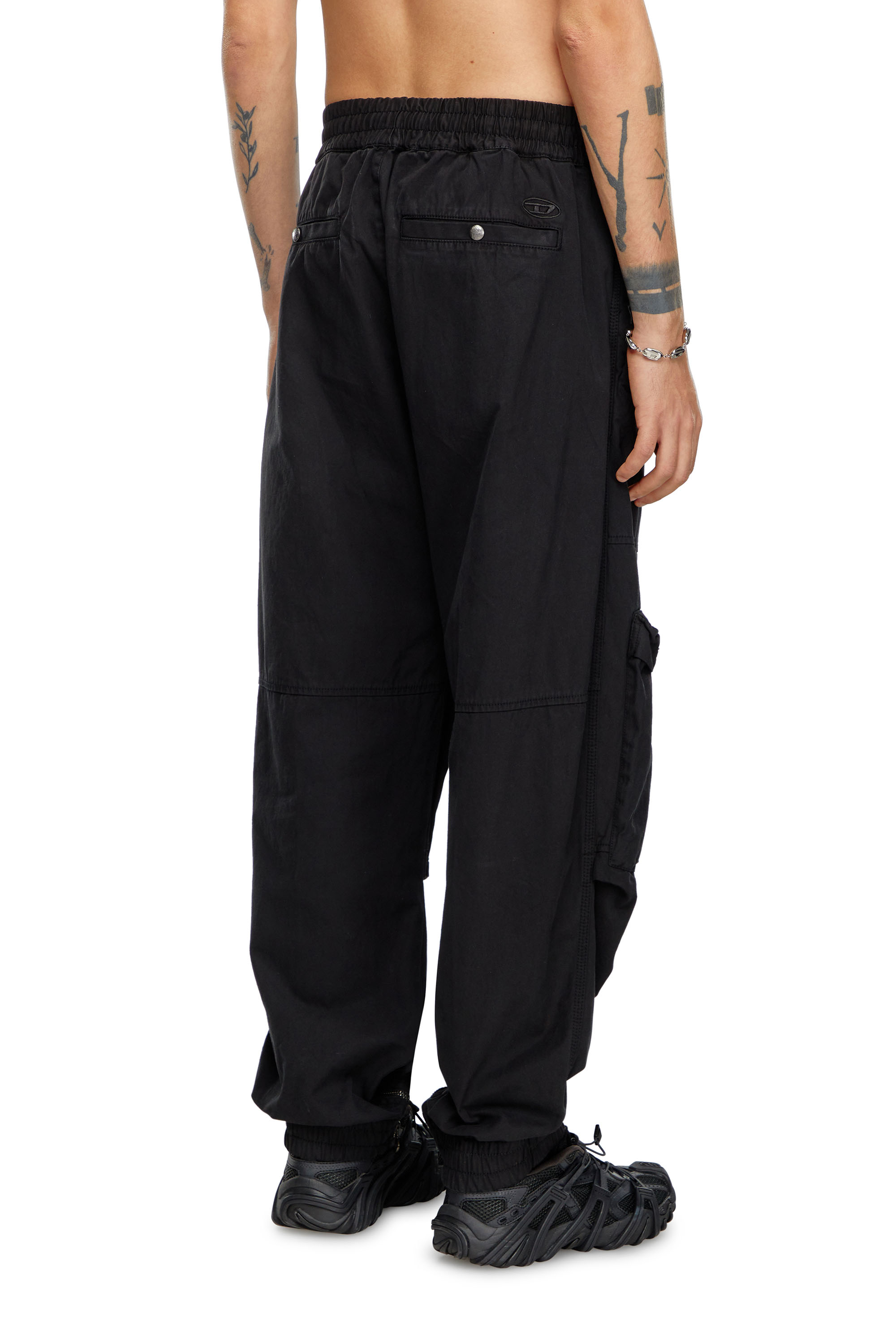 Diesel - P-BEECK, Pantalon cargo en coton bio délavé Homme in Noir - 4