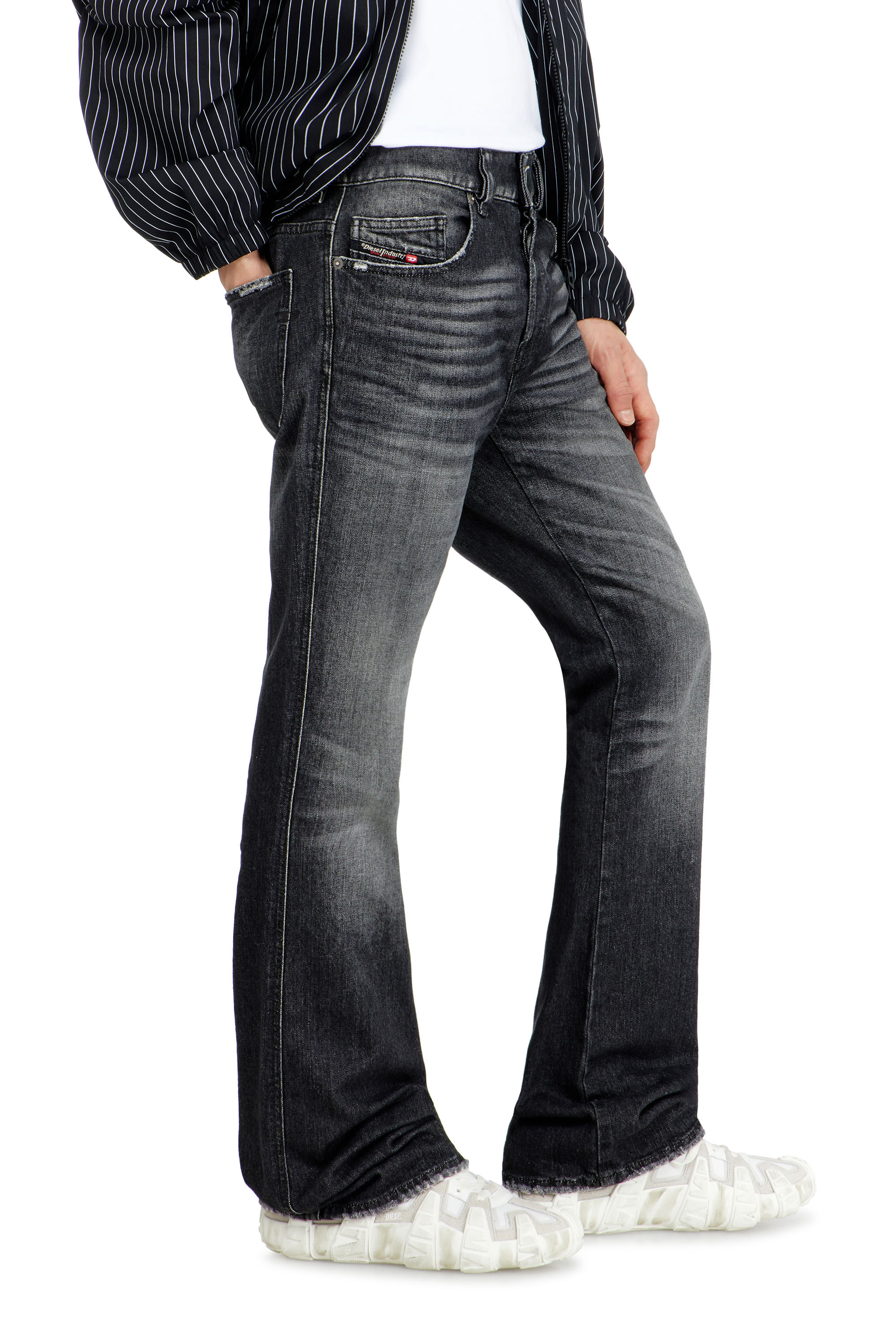 Diesel - Bootcut Jeans 1998 D-Buck 09L50 Uomo, Nero/Grigio scuro - Image 7