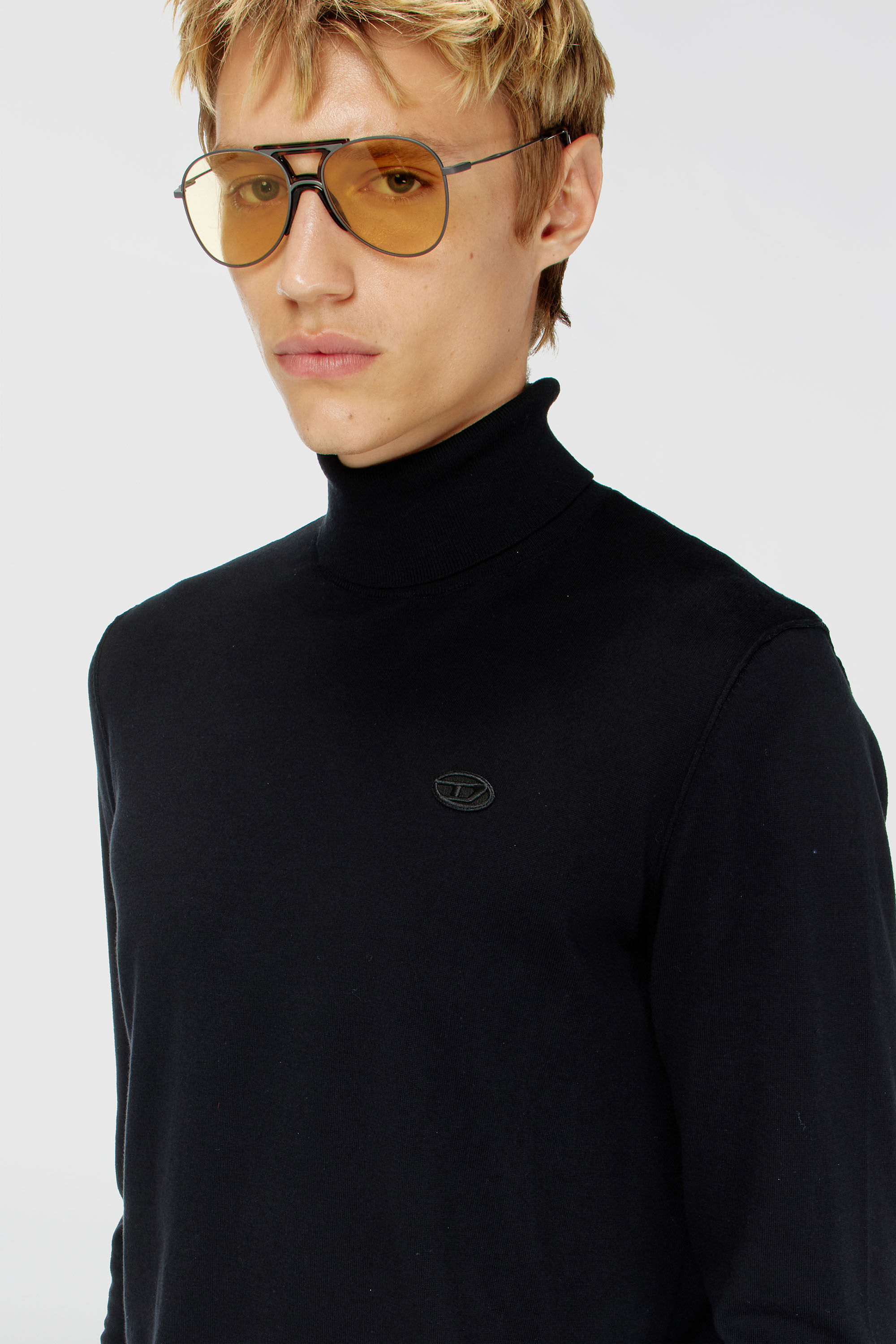 Diesel - K-FREEX-LUP-TAG-T92, Col roul&eacute; en coton avec patch logo Oval D Homme in Noir - 5