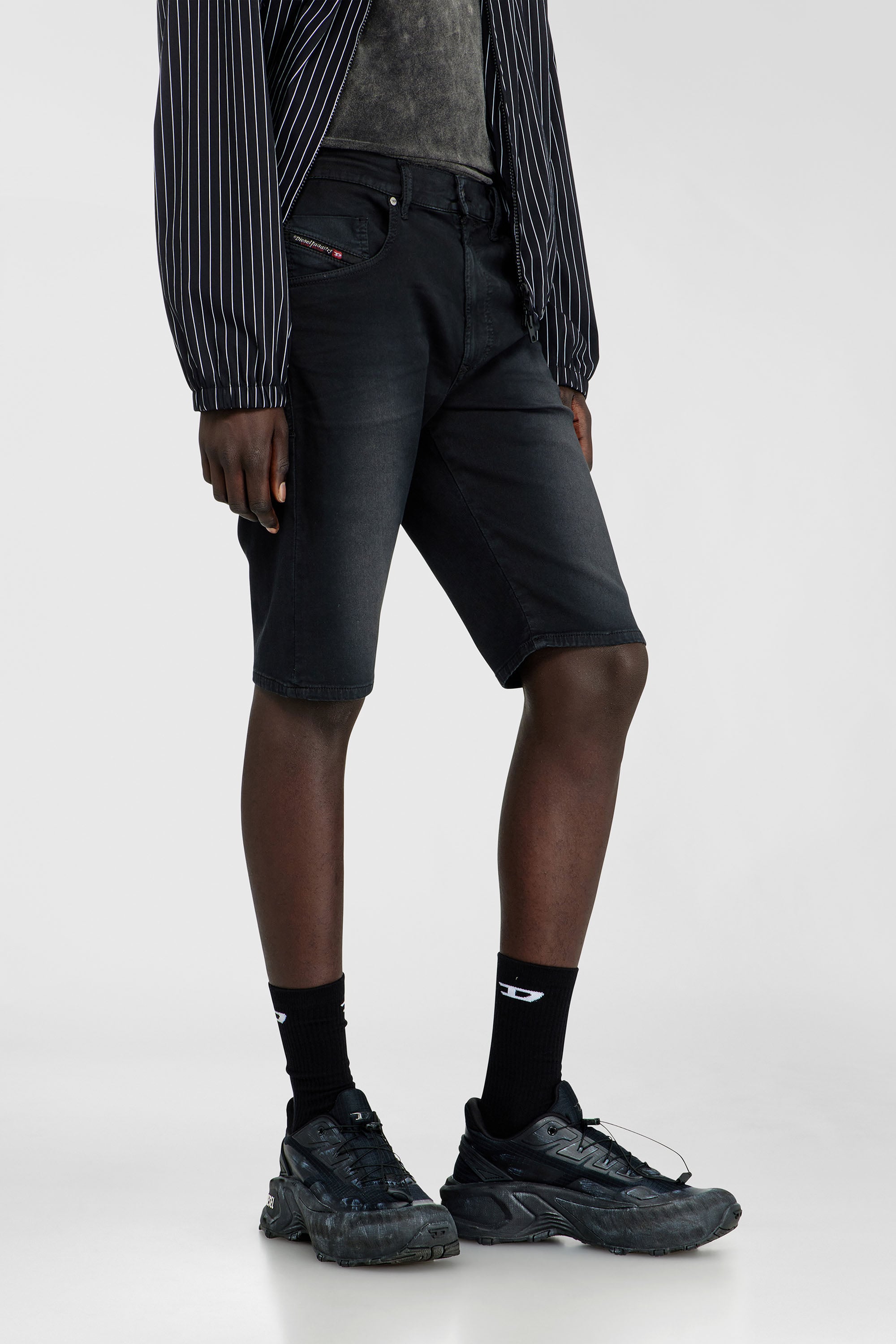 Diesel - 2033 D-KROOLEY-SHORT-BW JOGG, Pantaloni corti slim in denim colorato Uomo in Nero - 5