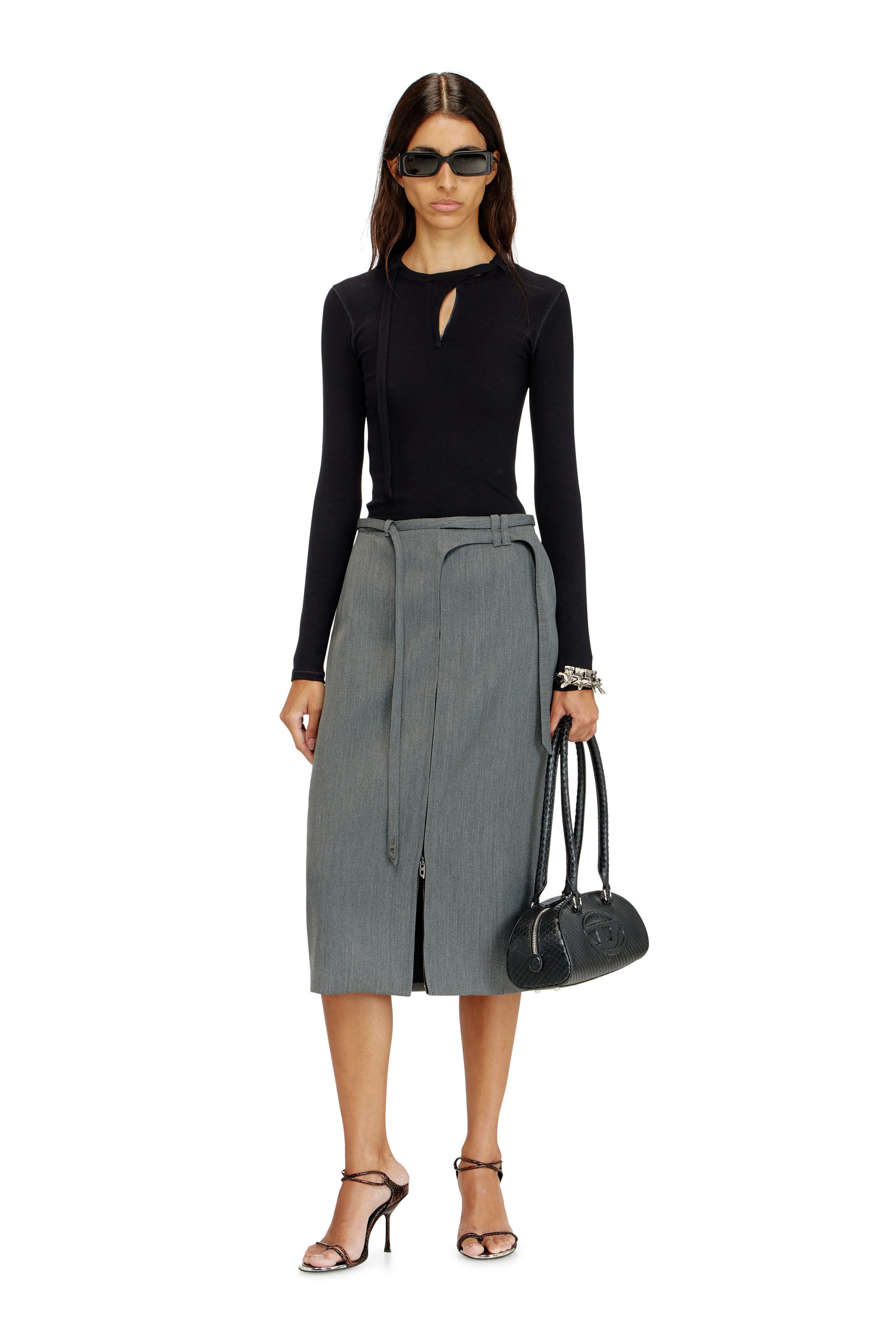 Diesel - 1DR DOME SHOULDER EW, 1DR Dome-Sac bowling allong&eacute; en cuir textur&eacute; Femme in Noir - 3