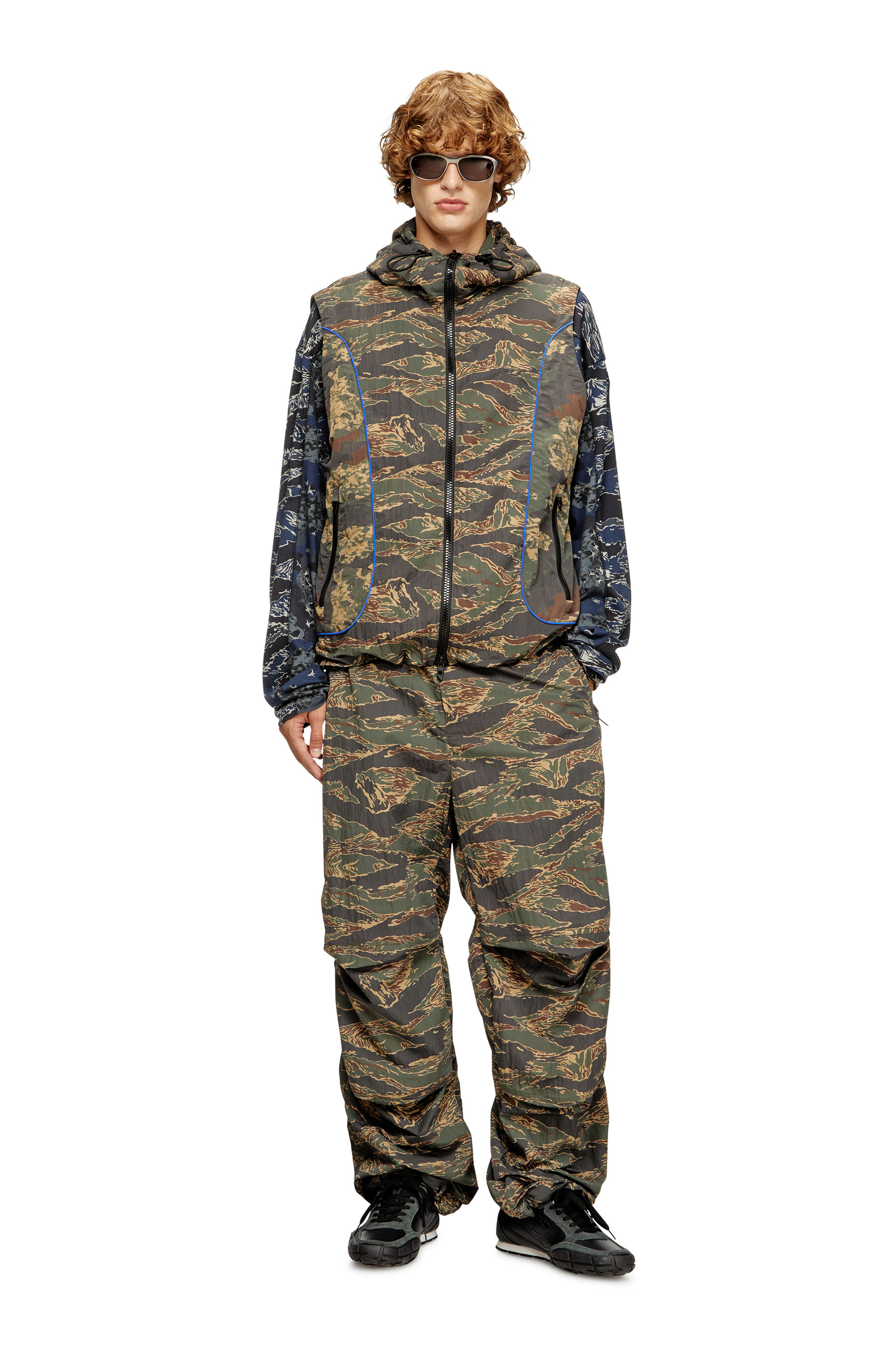 Diesel - P-ANIC, Pantalon cargo en nylon à imprimé camouflage Homme in Vert - 1