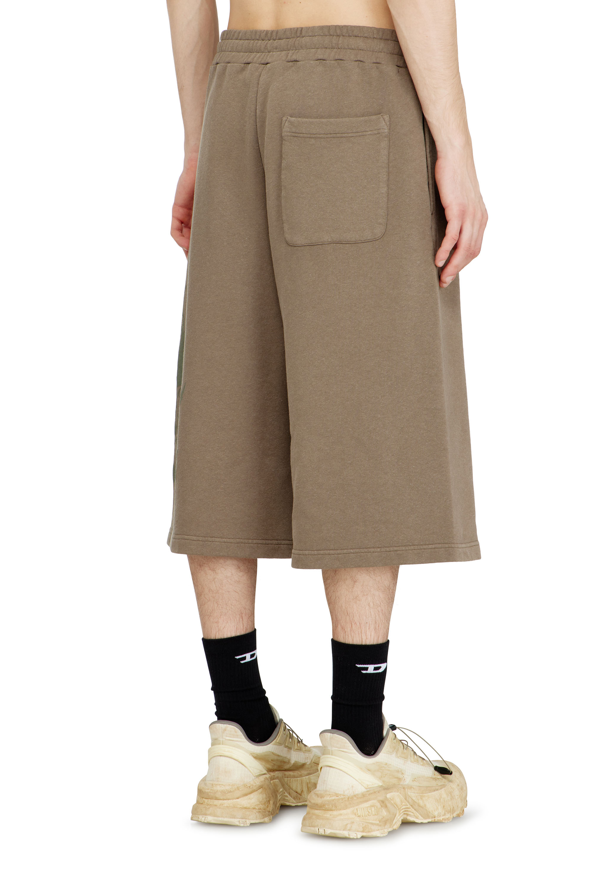 Diesel - P-FROM, Shorts de surv&ecirc;tement longs trait&eacute;s avec imprim&eacute; Homme in Beige - 4