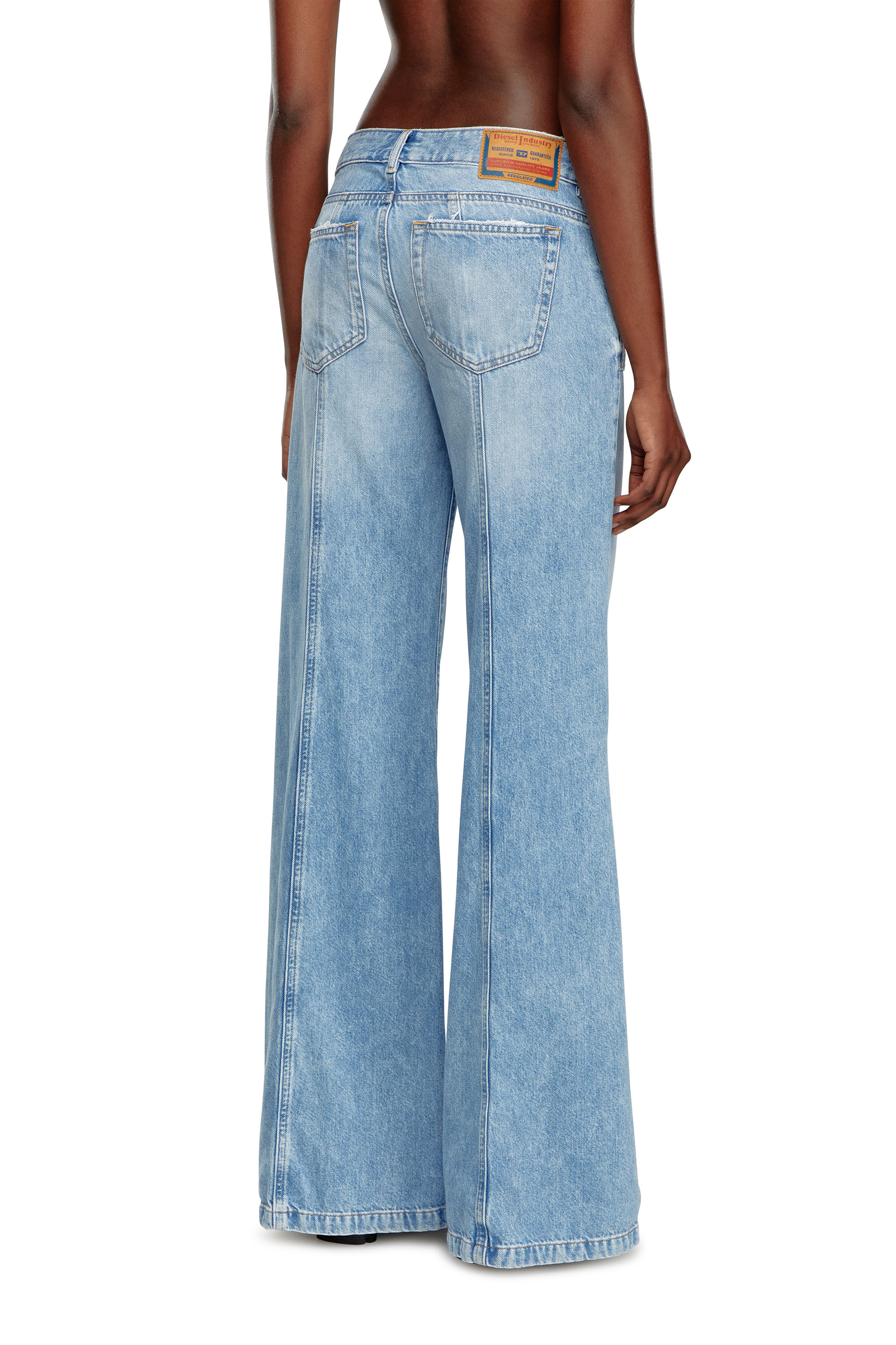 Diesel - Flare Jeans D-Akii 09J88 Femme, Bleu Clair - Image 4