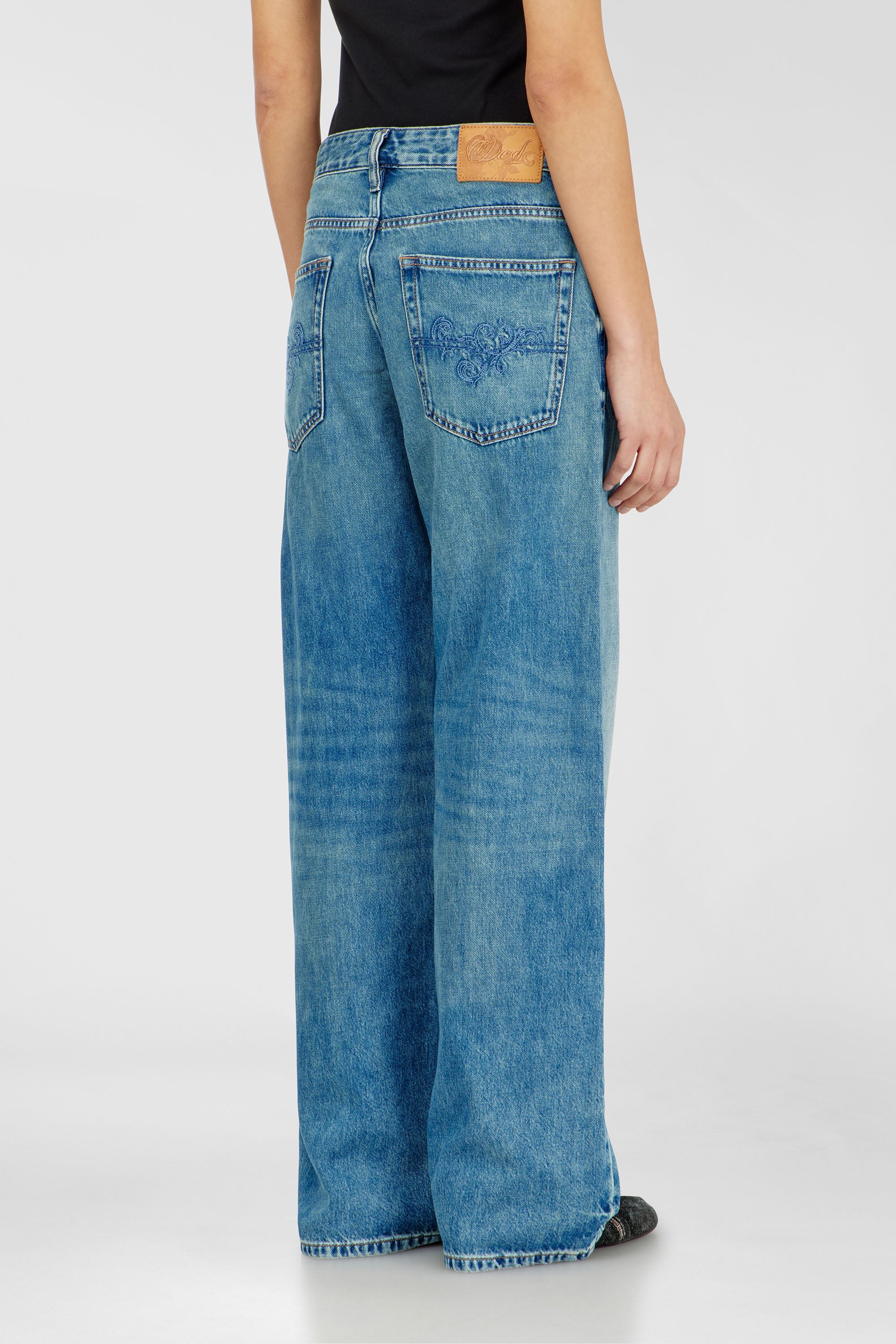 Diesel - Relaxed Jeans 1990 D-Waigee 0TJDI Femme, Bleu moyen - Image 2