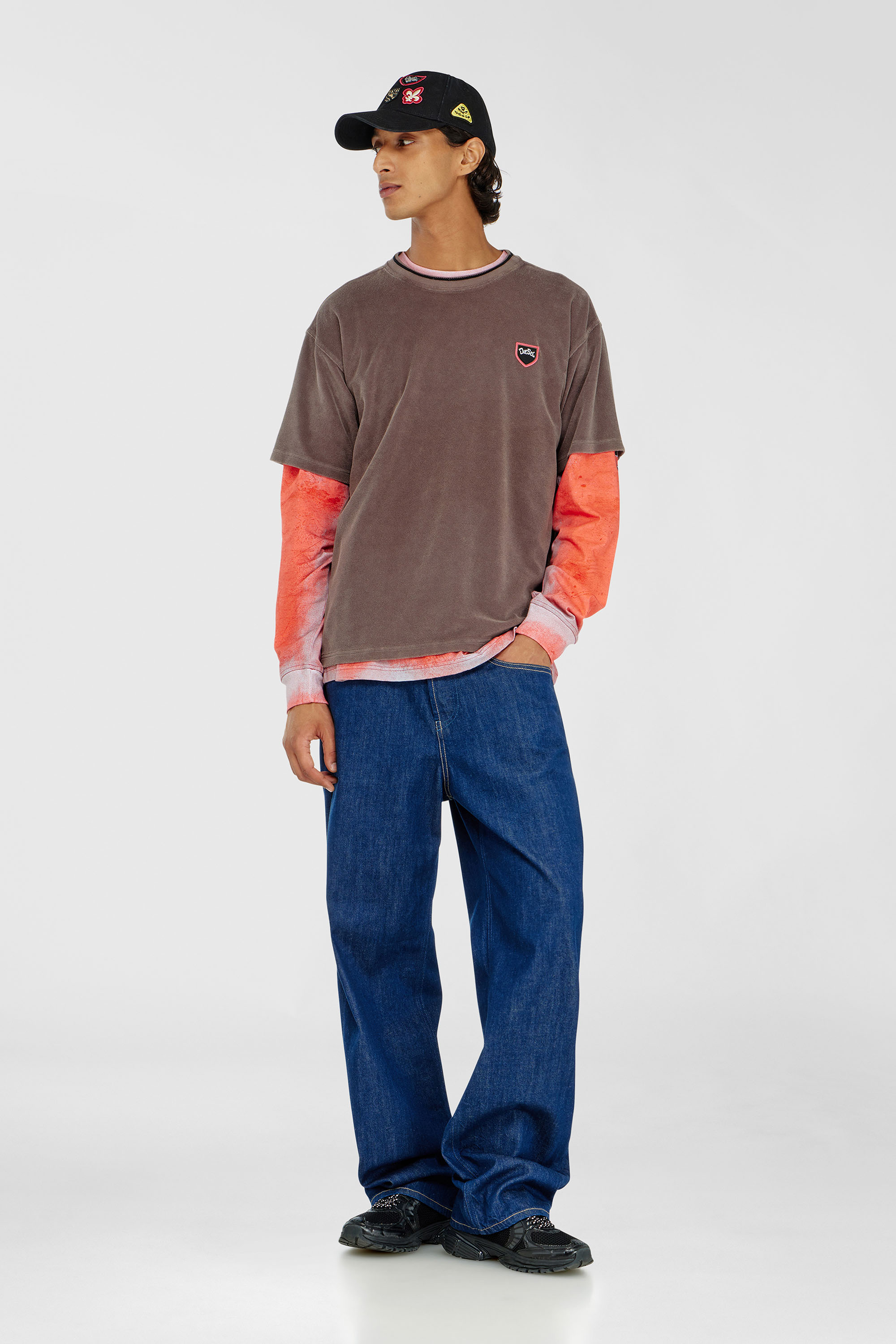 Diesel - T-SPONGY, T-shirt in ciniglia con patch a scudo Uomo in Marrone - 2