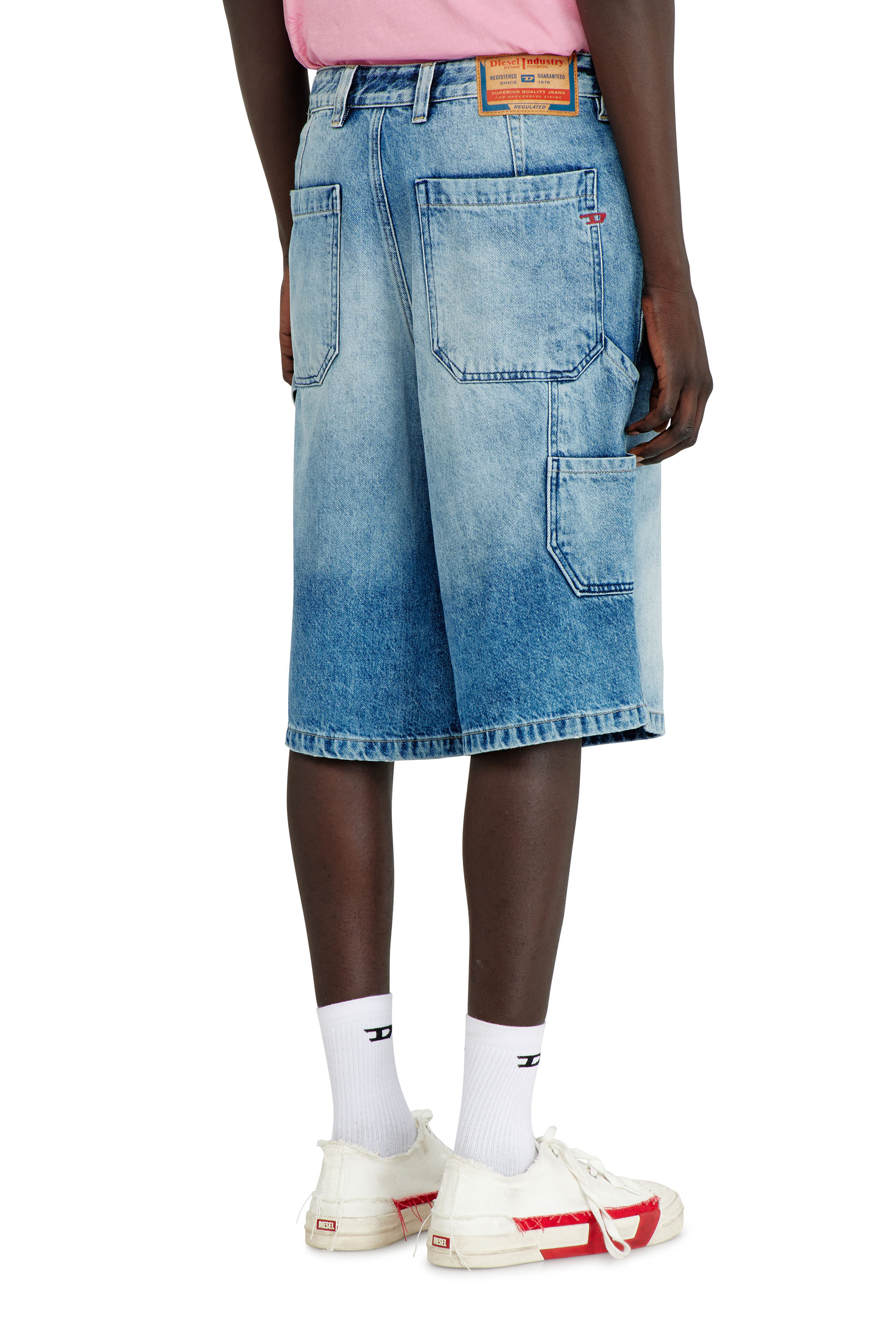 Diesel - D-LIVERY-W-SHORT, Short Relaxed en denim fluide avec abrasions Homme in Bleu - 3