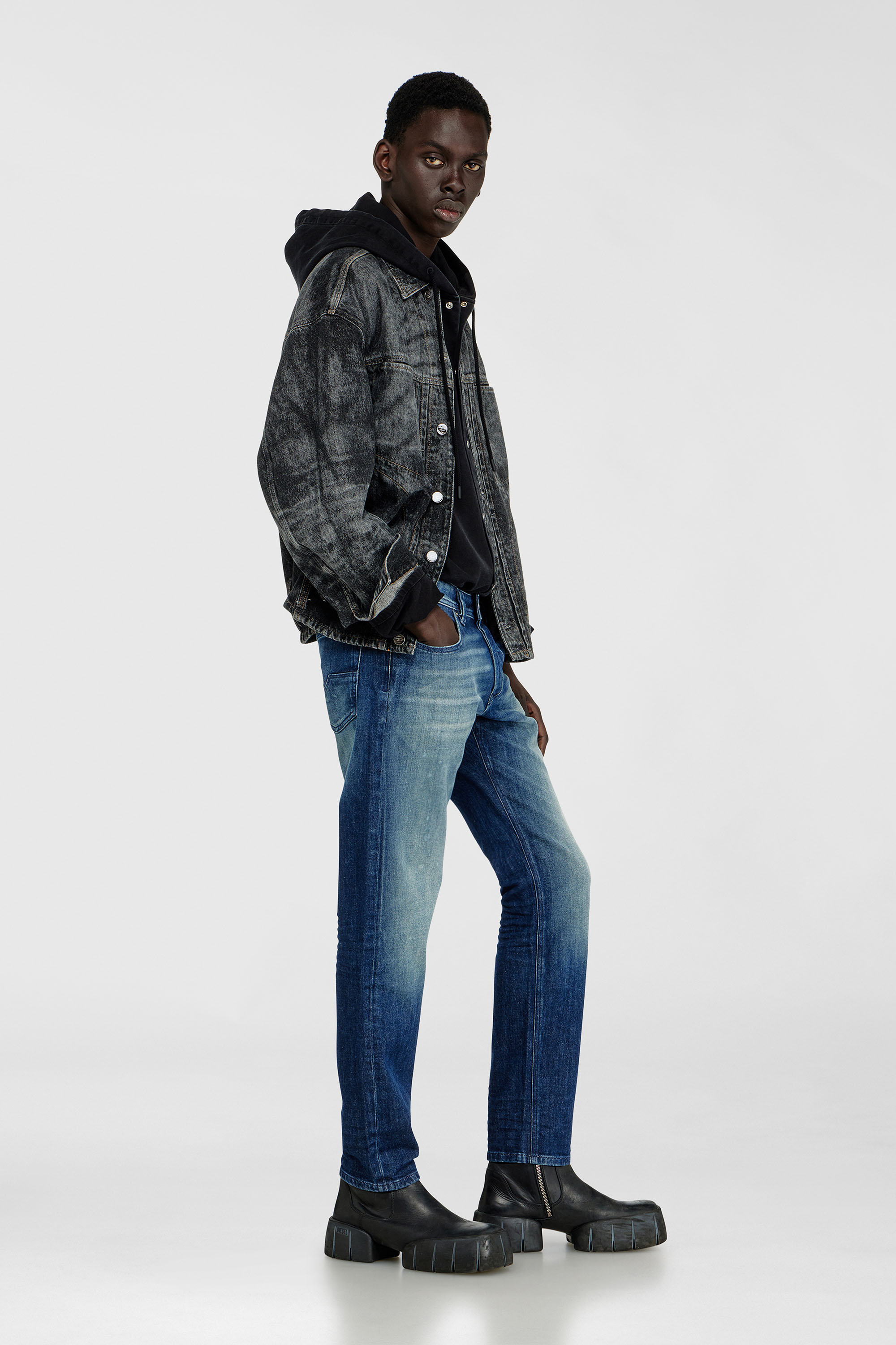 Diesel - Regular Jeans 1986 Larkee-Beex 0KBBR Uomo, Blu Scuro - Image 2