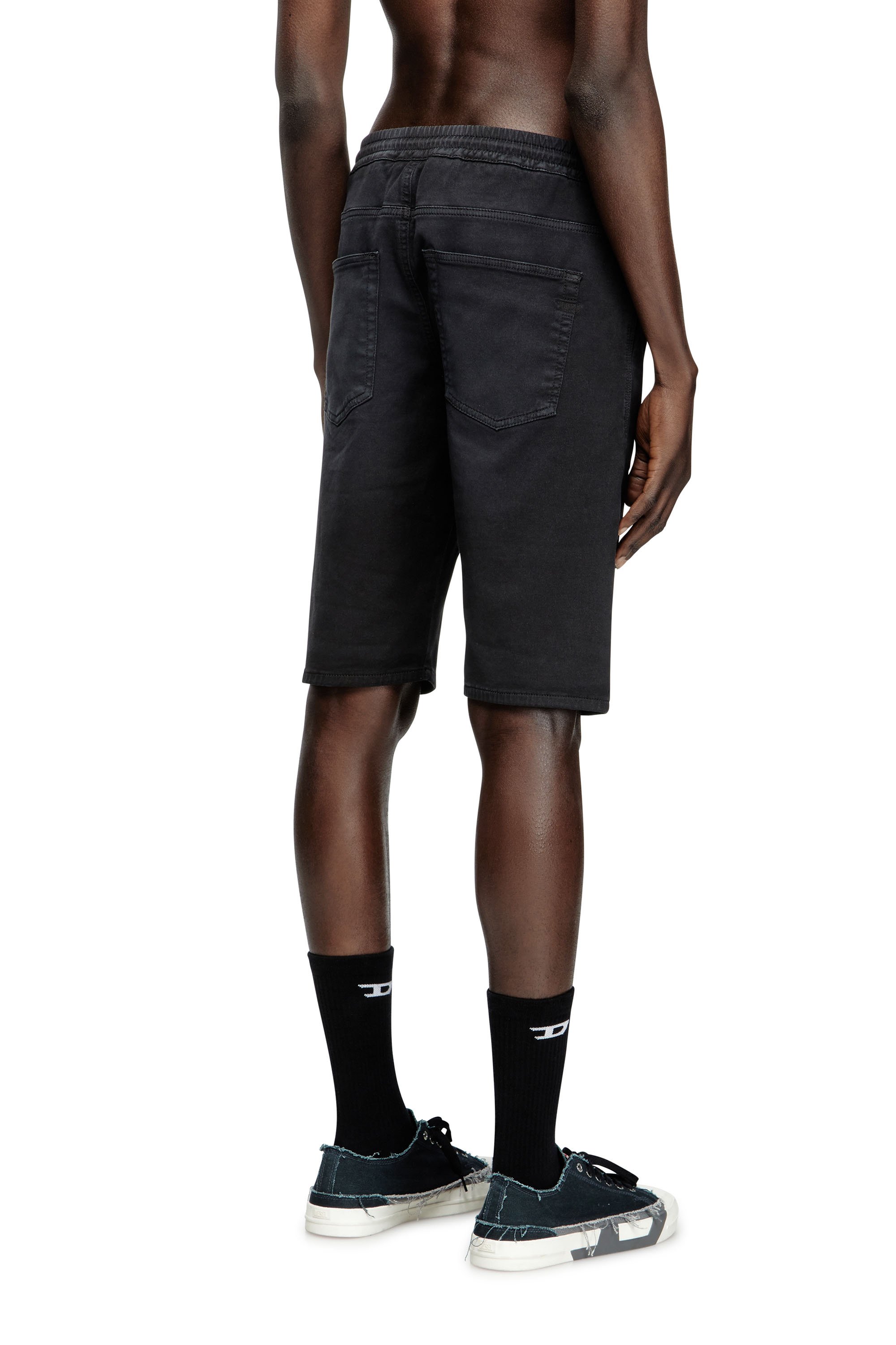 Diesel - 2033 D-KROOLEY-SHORT JOGG, Short chino en JoggJeans Homme in Noir - 4