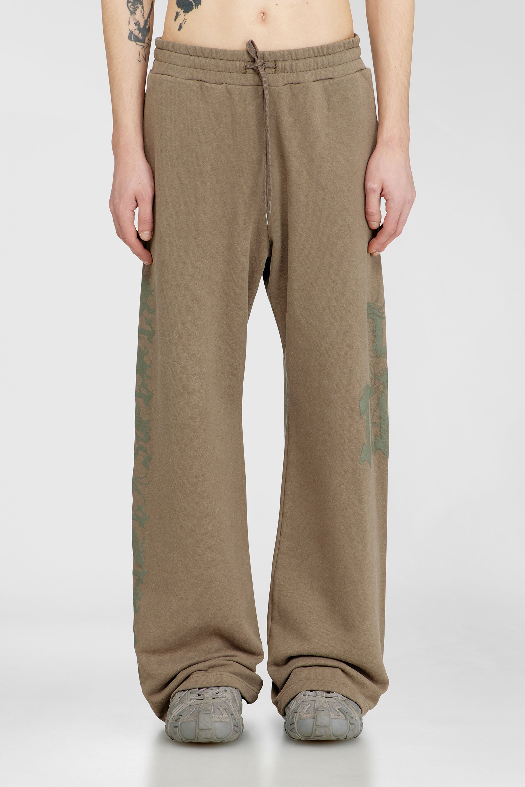 Diesel - P-GRO, Pantalon trait&eacute; avec imprim&eacute; logo Homme in Marron - 1