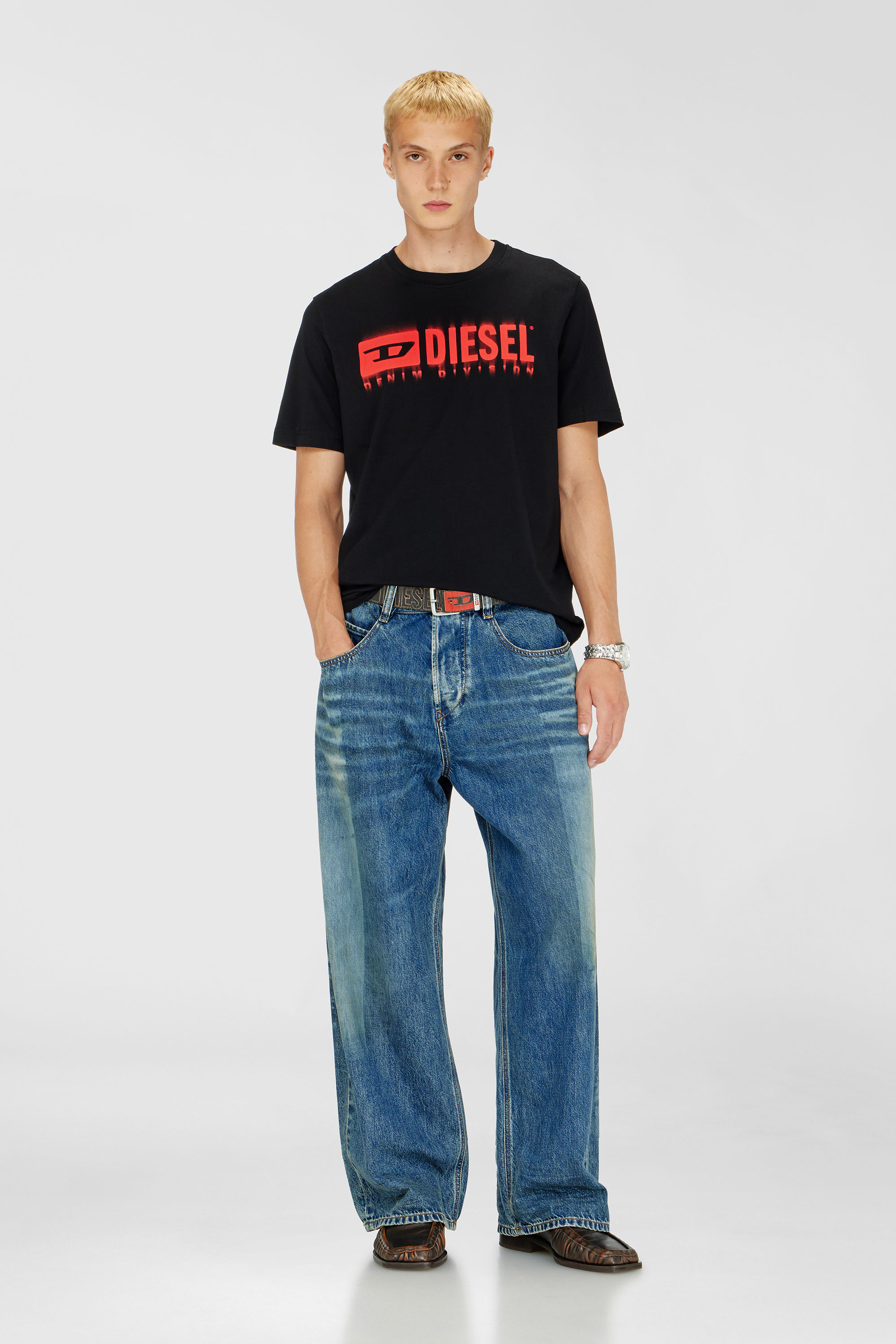 Diesel - T-ADJUST-Q7, T-shirt con logo Diesel sfumato Uomo in Nero - 2