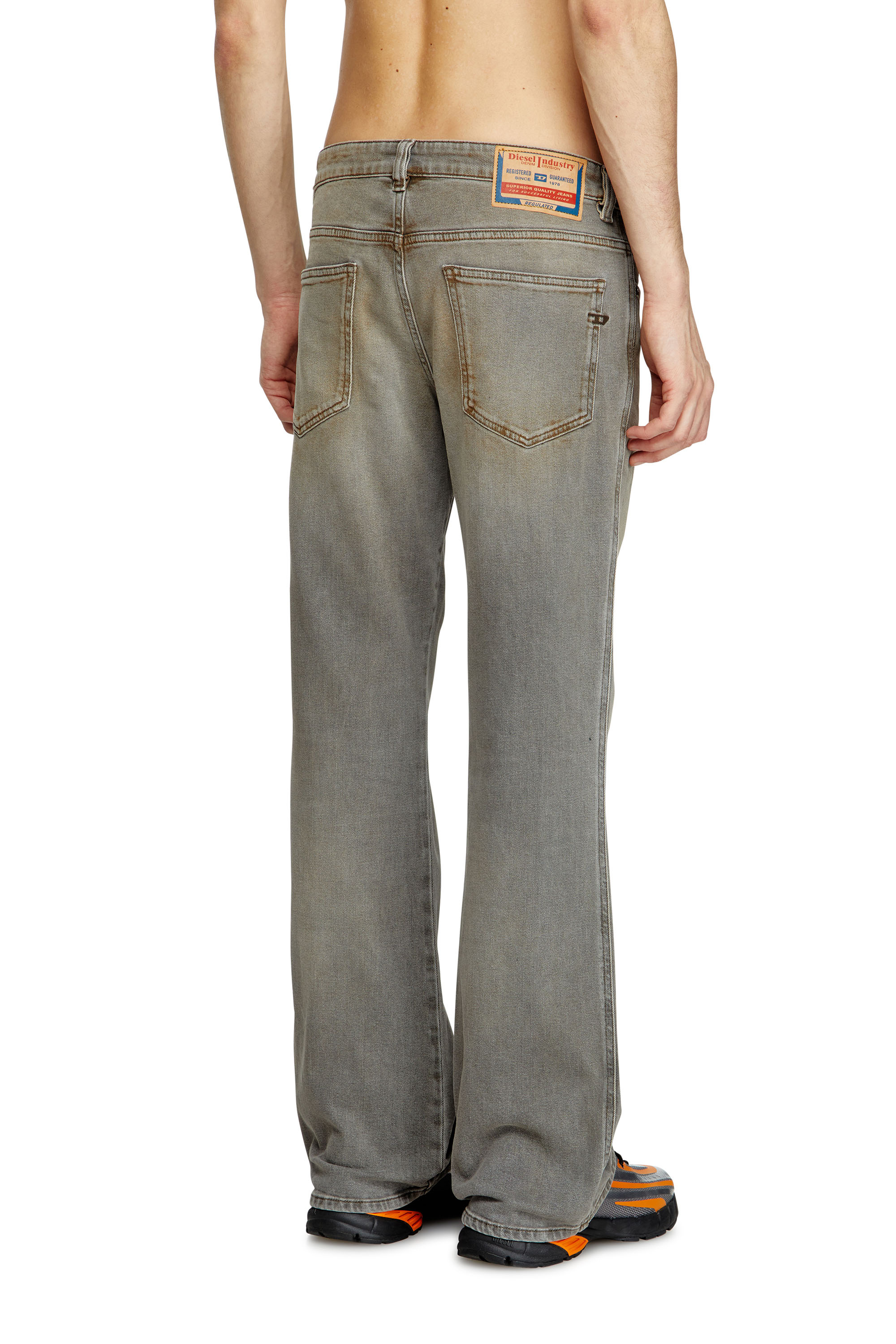 Diesel - Bootcut Jeans 1998 D-Buck 09L37 Uomo, Grigio Chiaro - Image 4