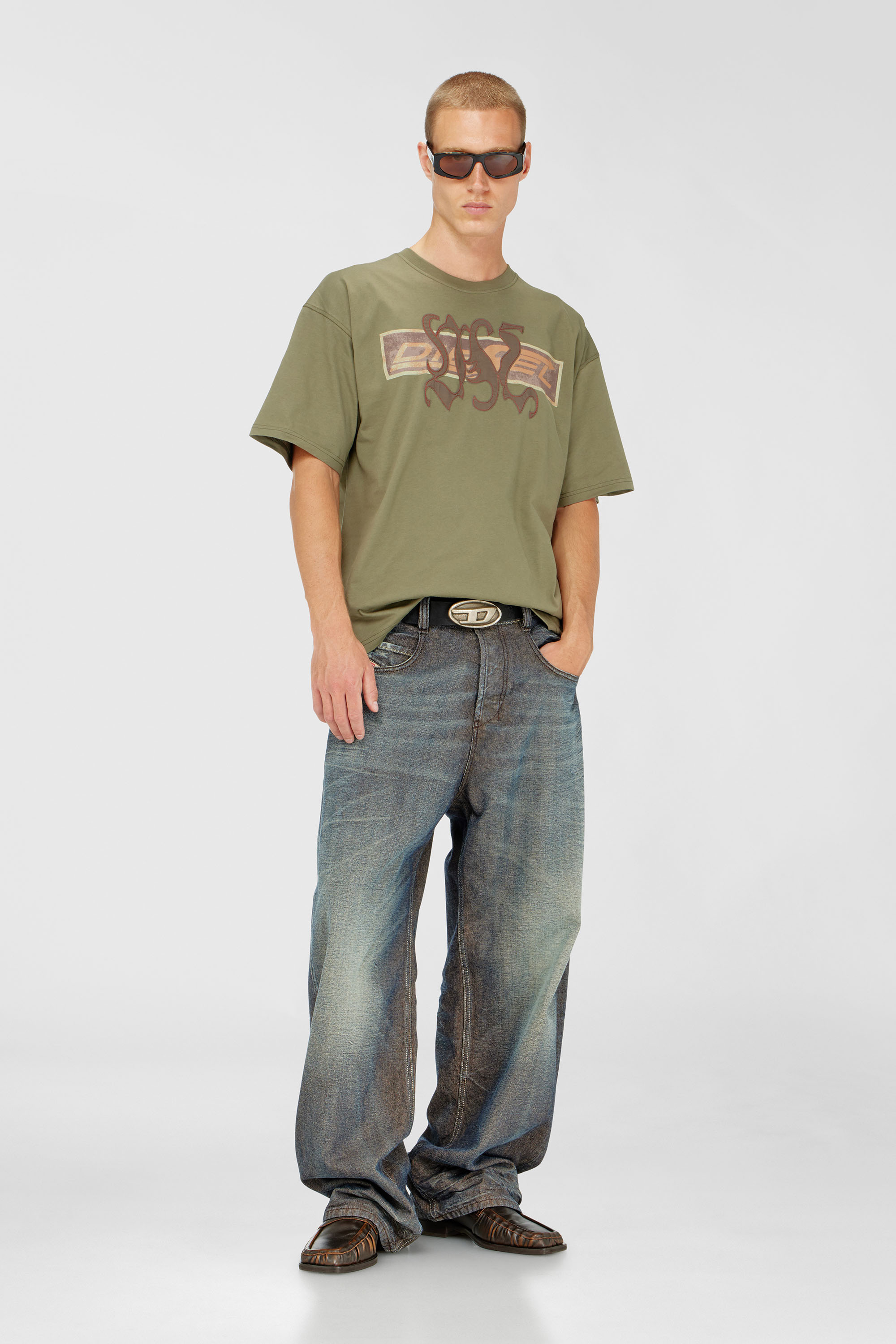T-shirt avec imprim&eacute; graphique et patchs