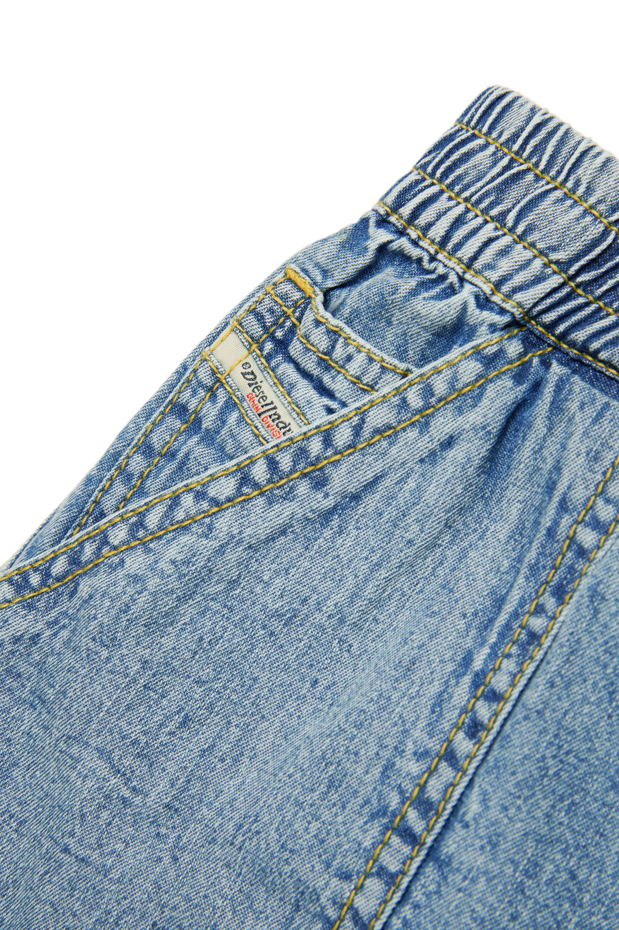 Diesel - PINTY, Short en denim avec poches plaquées Femme in Bleu - 4