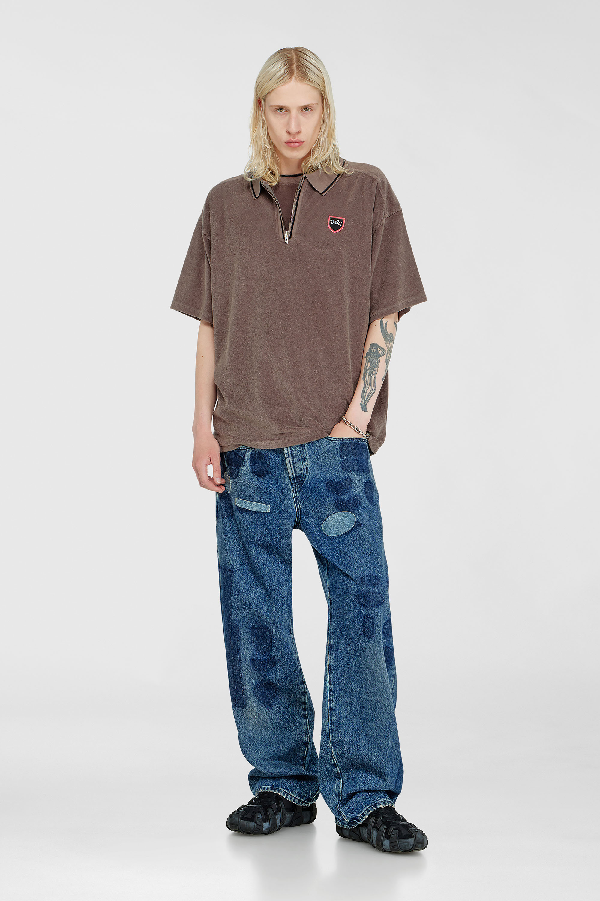 Diesel - T-SPONGY-ZIP, Polo in chenille con patch shield Uomo in Marrone - 2