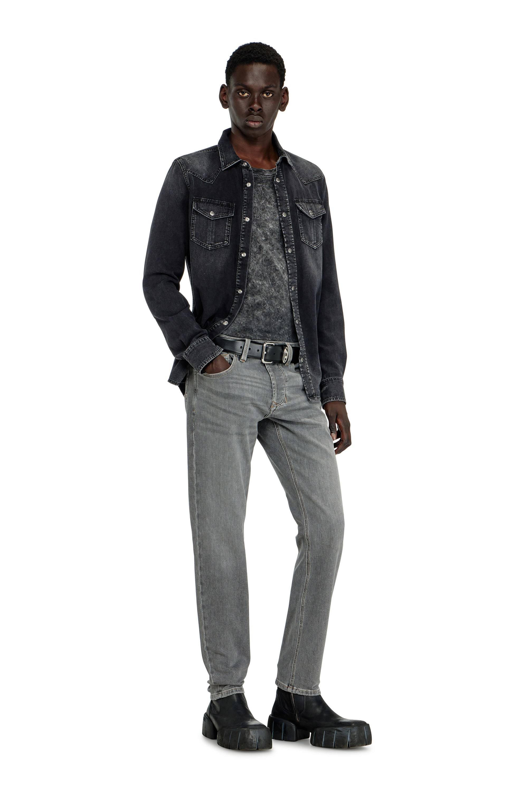 Diesel - Regular Jeans 1986 Larkee-Beex 0KBBI Uomo, Grigio - Image 1