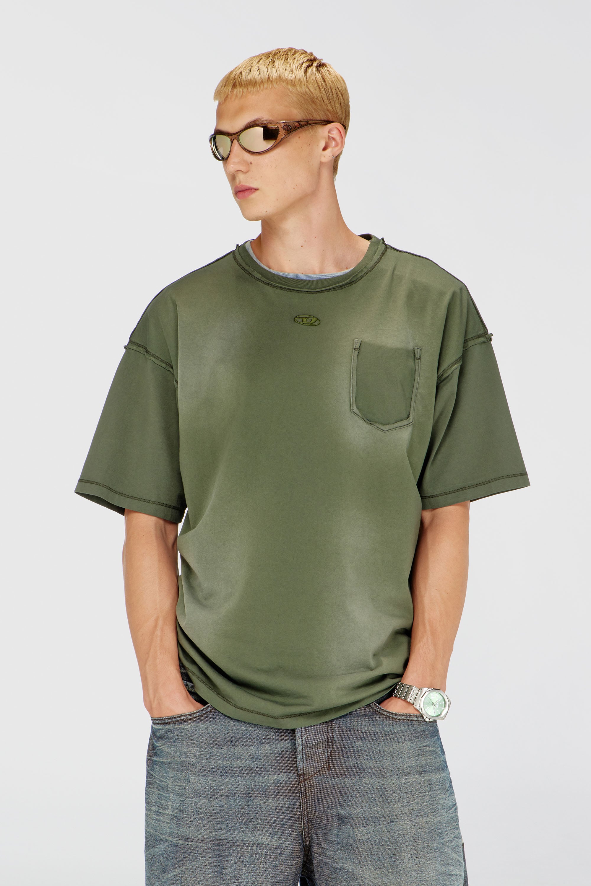 Diesel - T-POCK, Herren Verwaschenes T-Shirt mit zerrissener Brusttasche in Armeegr&uuml;n - 1