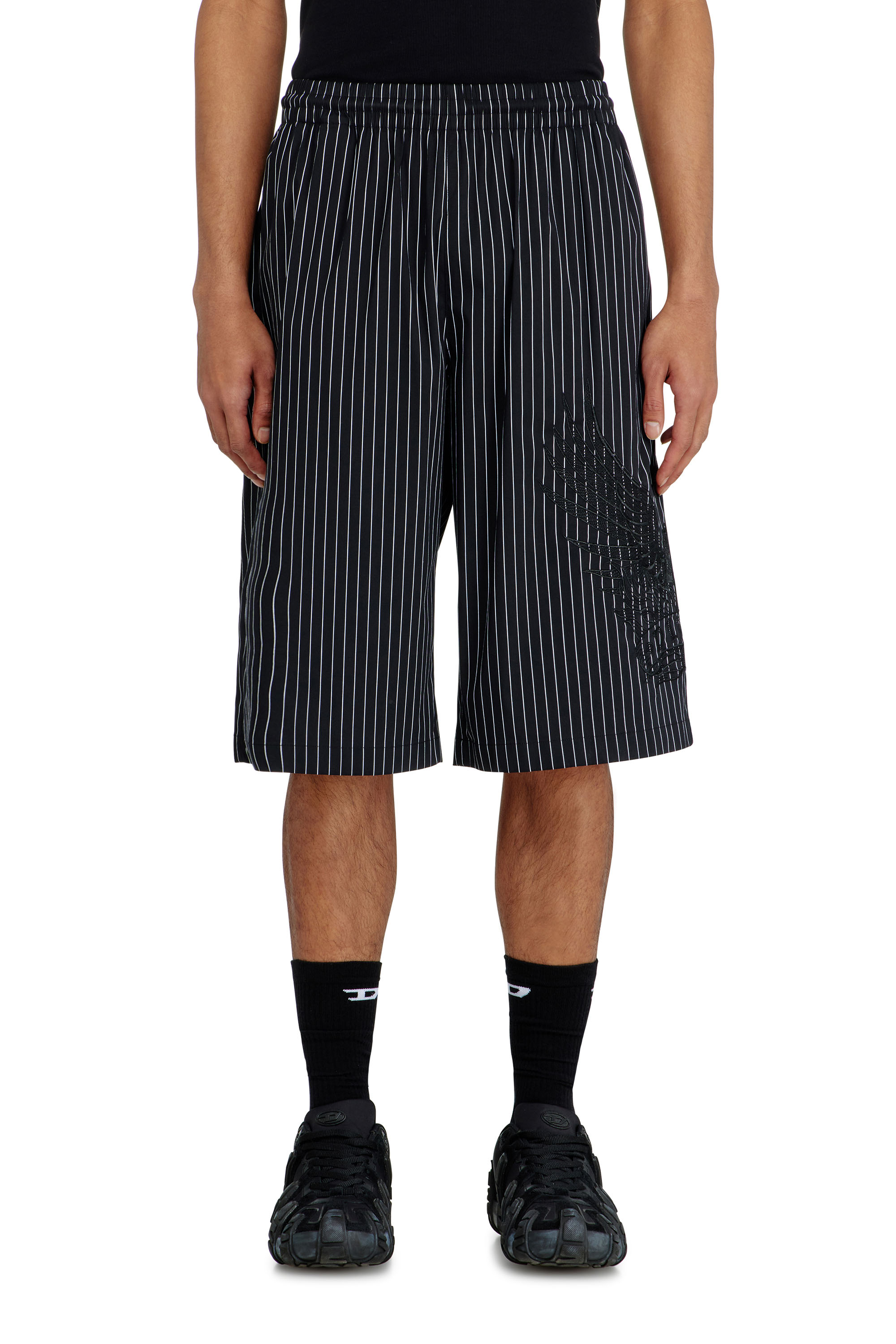 Diesel - P-THEO-SHORT-NJCA, Pantaloni corti a righe con ricamo Phoenix Uomo in Nero - 2