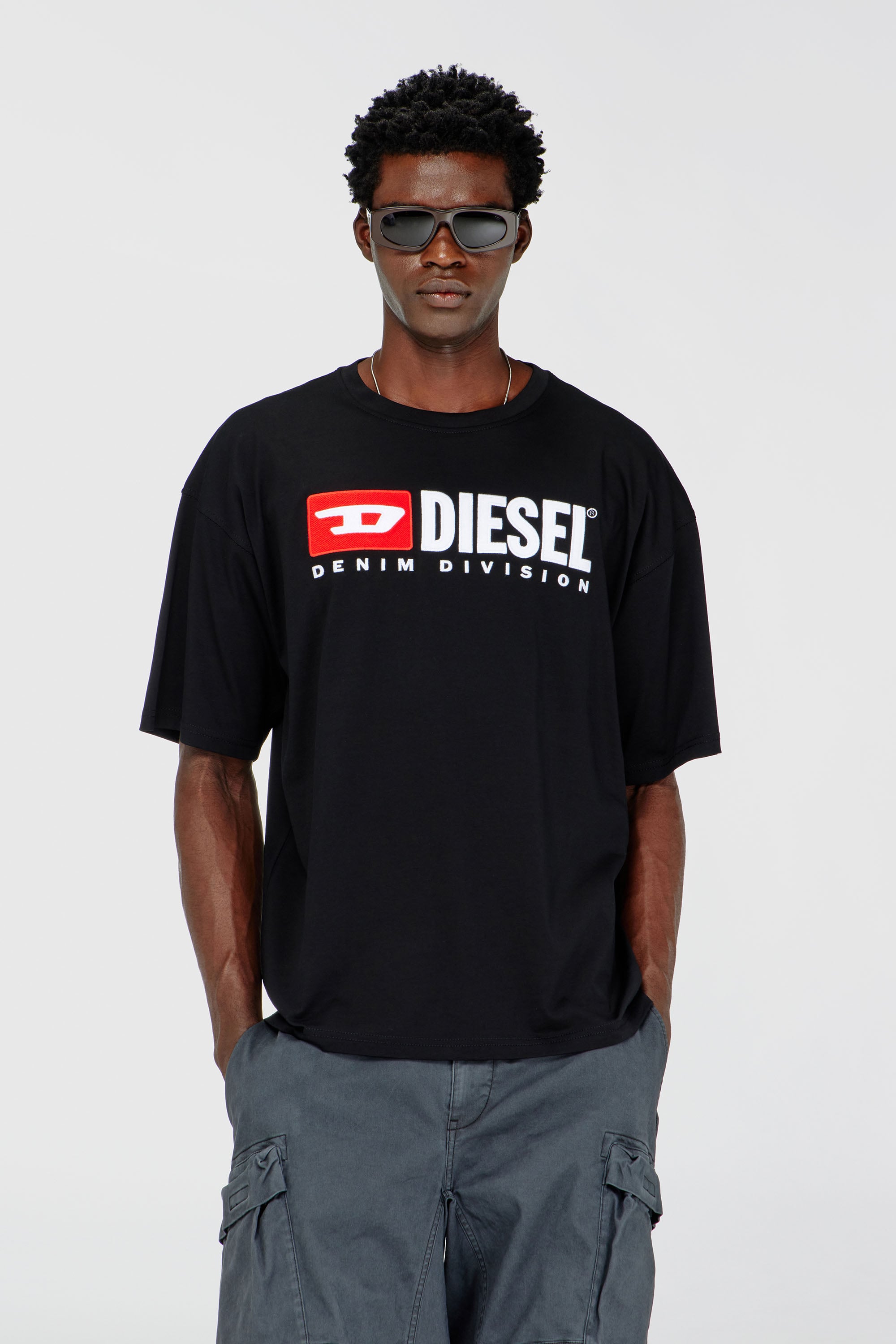 Diesel - T-BOXT-DIV, T-shirt con patch logo Diesel Uomo in Nero - 1