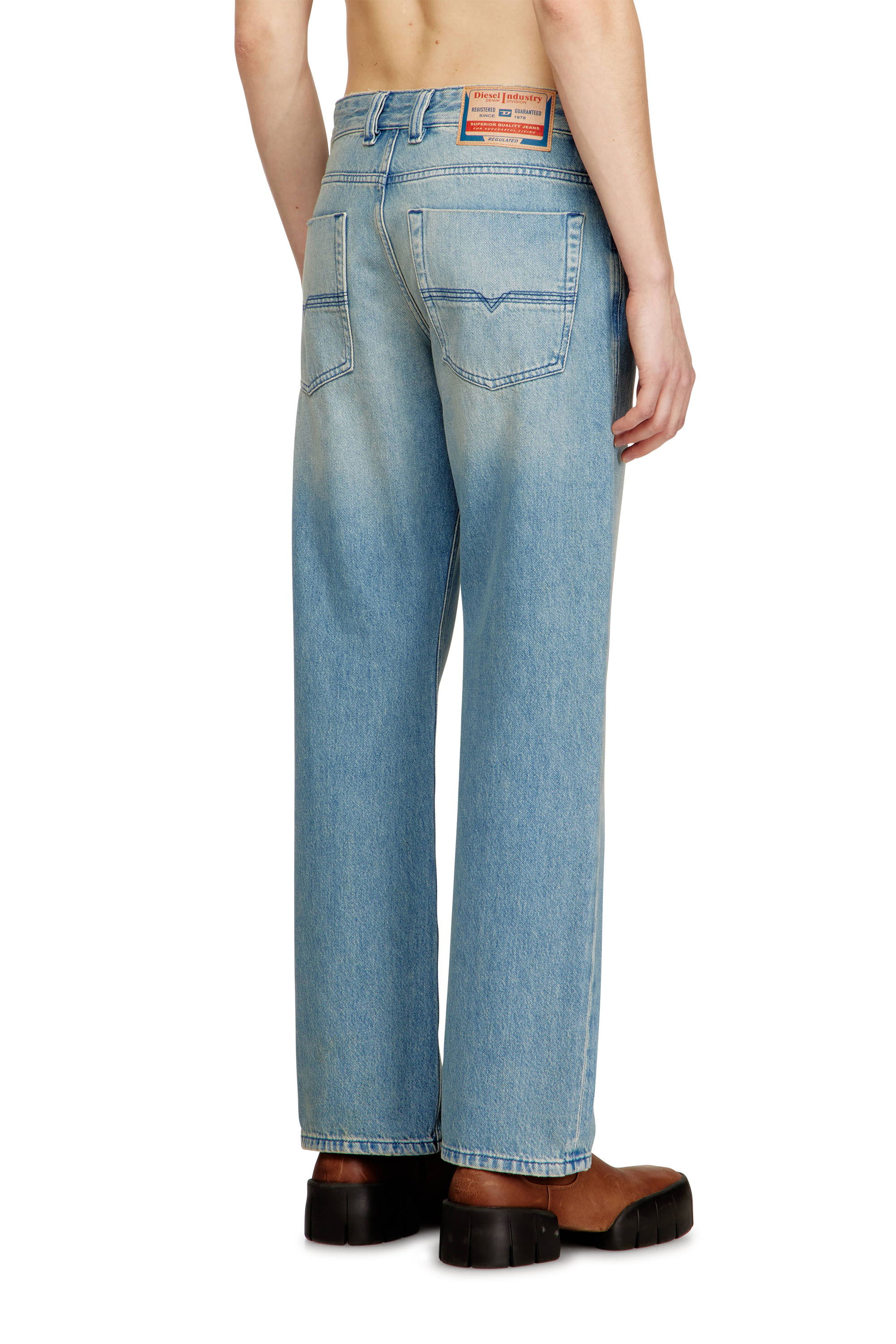 Diesel - Relaxed Jeans 1980 D-Eeper 0BEBF Uomo, Blu Chiaro - Image 4