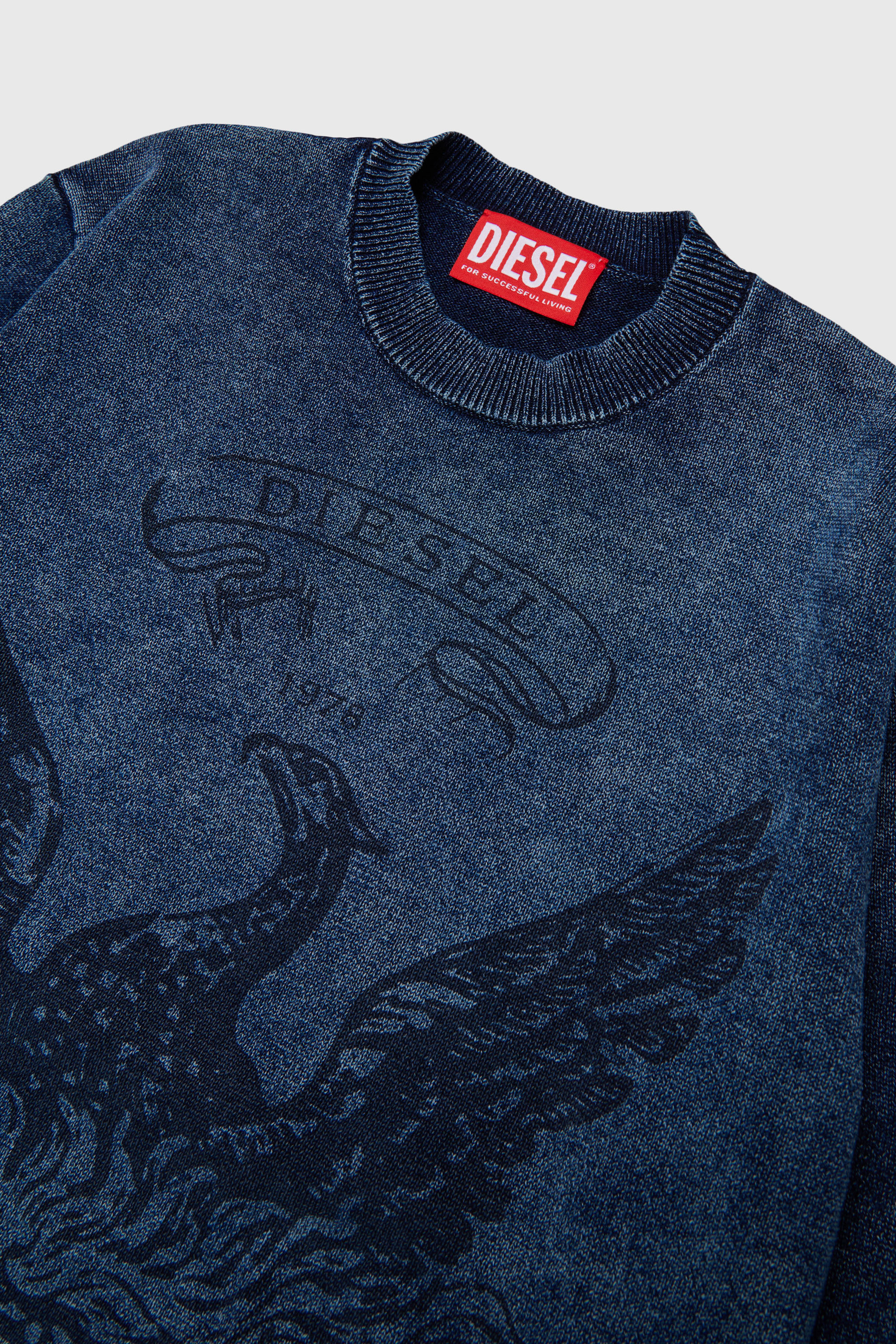 Diesel - KFINNIC OVER, Pull effet denim avec motif ph&eacute;nix Homme in Bleu - 3