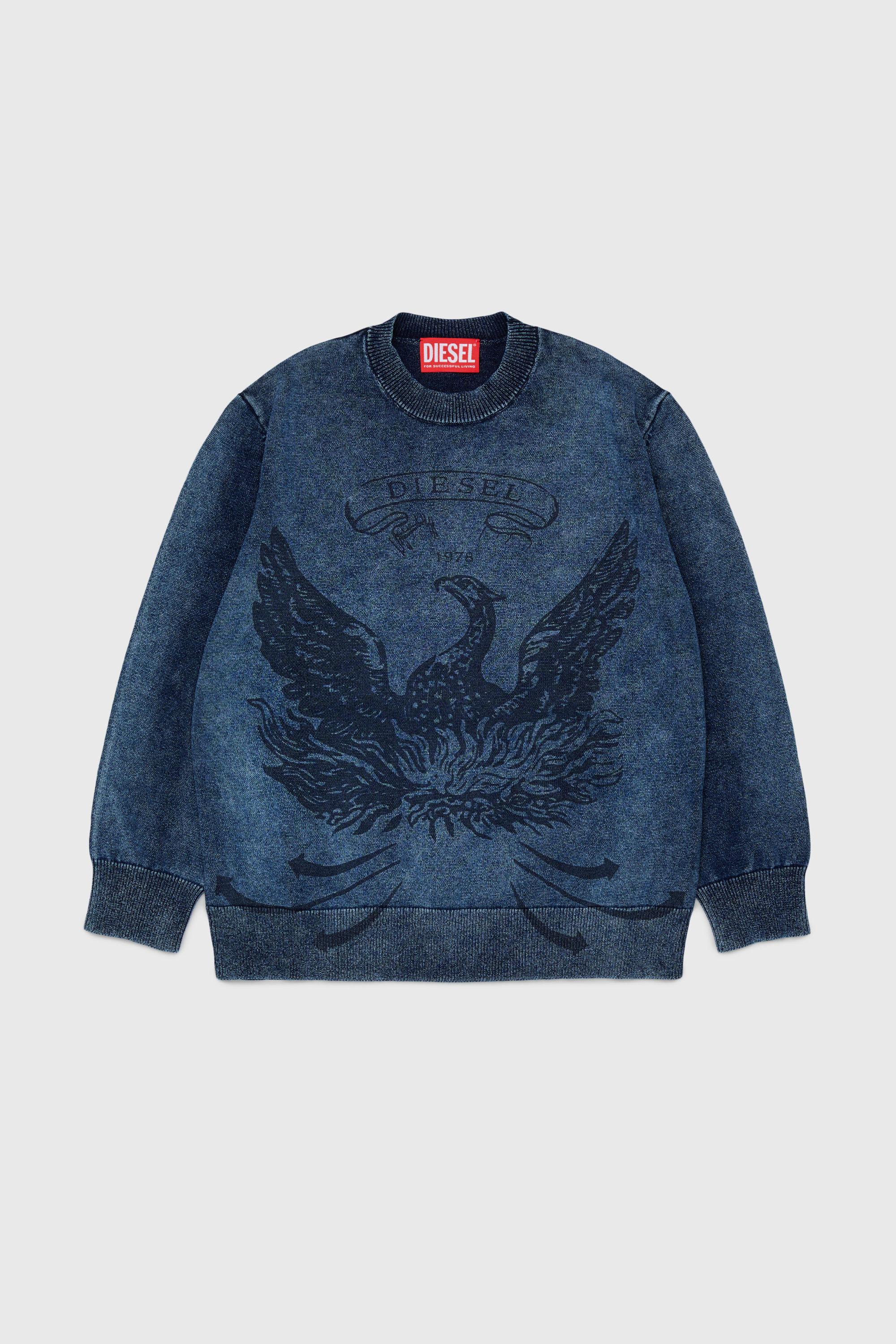 Diesel - KFINNIC OVER, Pull effet denim avec motif ph&eacute;nix Homme in Bleu - 1