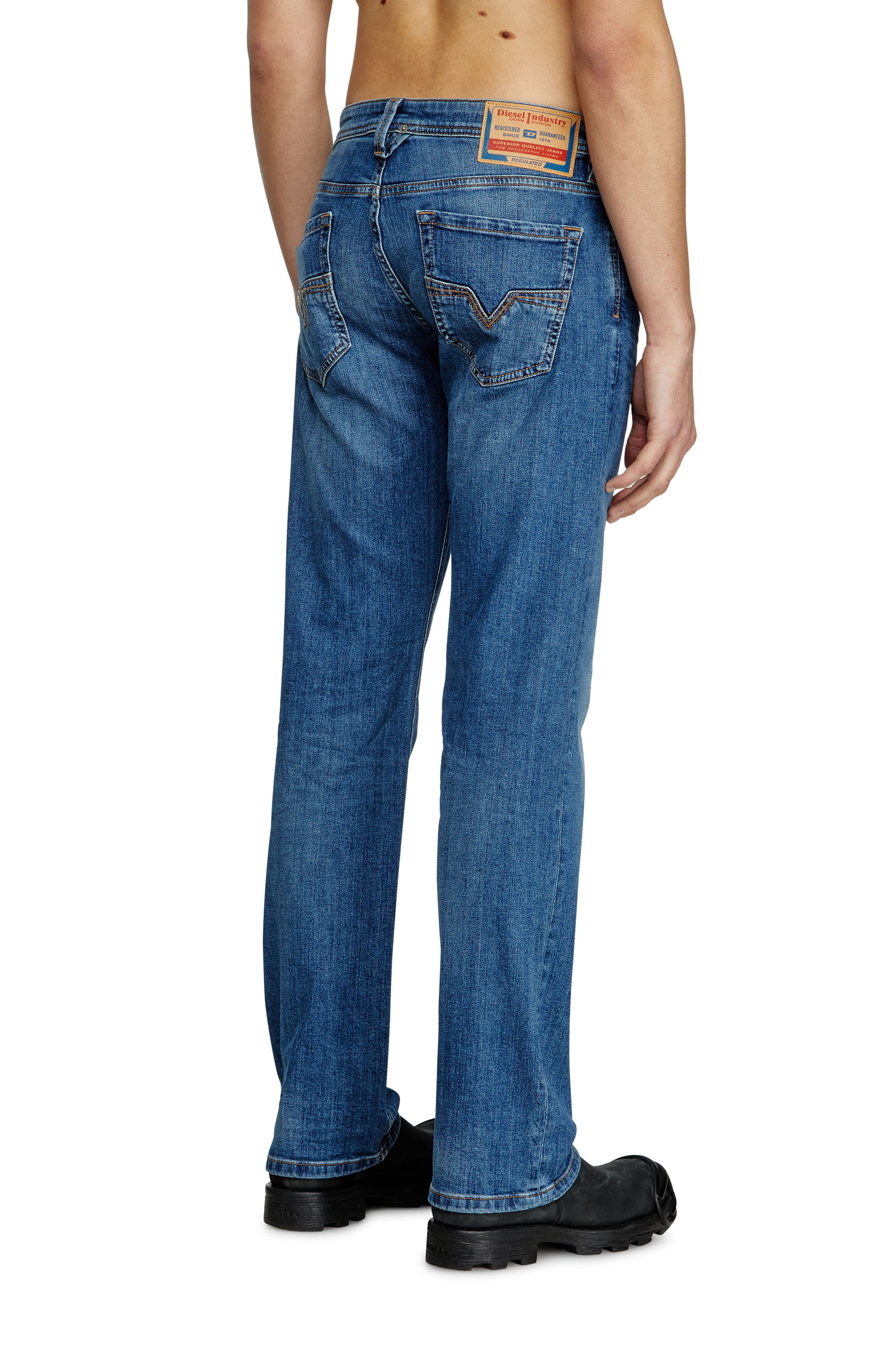 Diesel - Regular Jeans 1985 Larkee 0KIAL Uomo, Blu Chiaro - Image 4